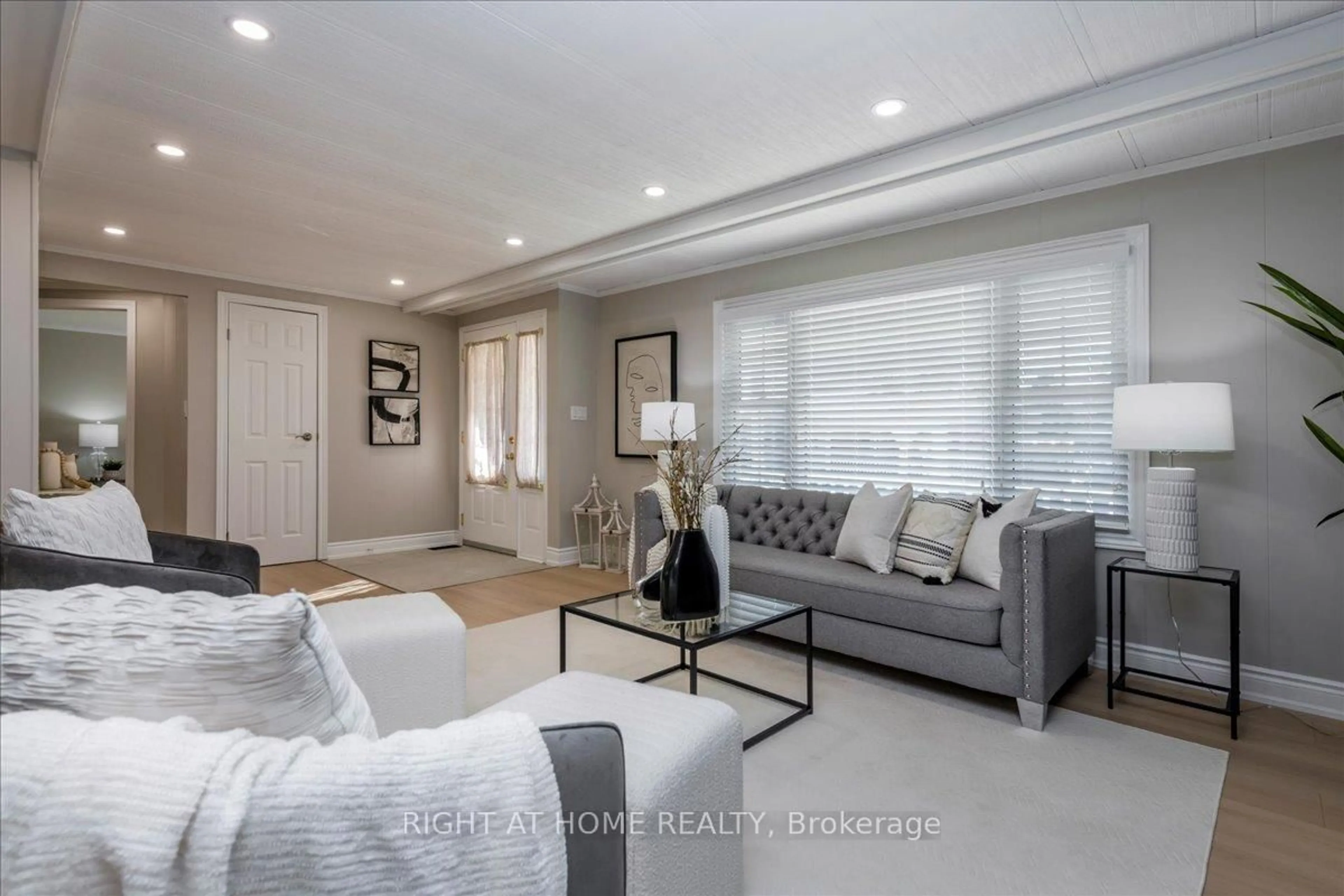 Living room with furniture, unknown for 18 Riverview Circ, Innisfil Ontario L9S 1M2