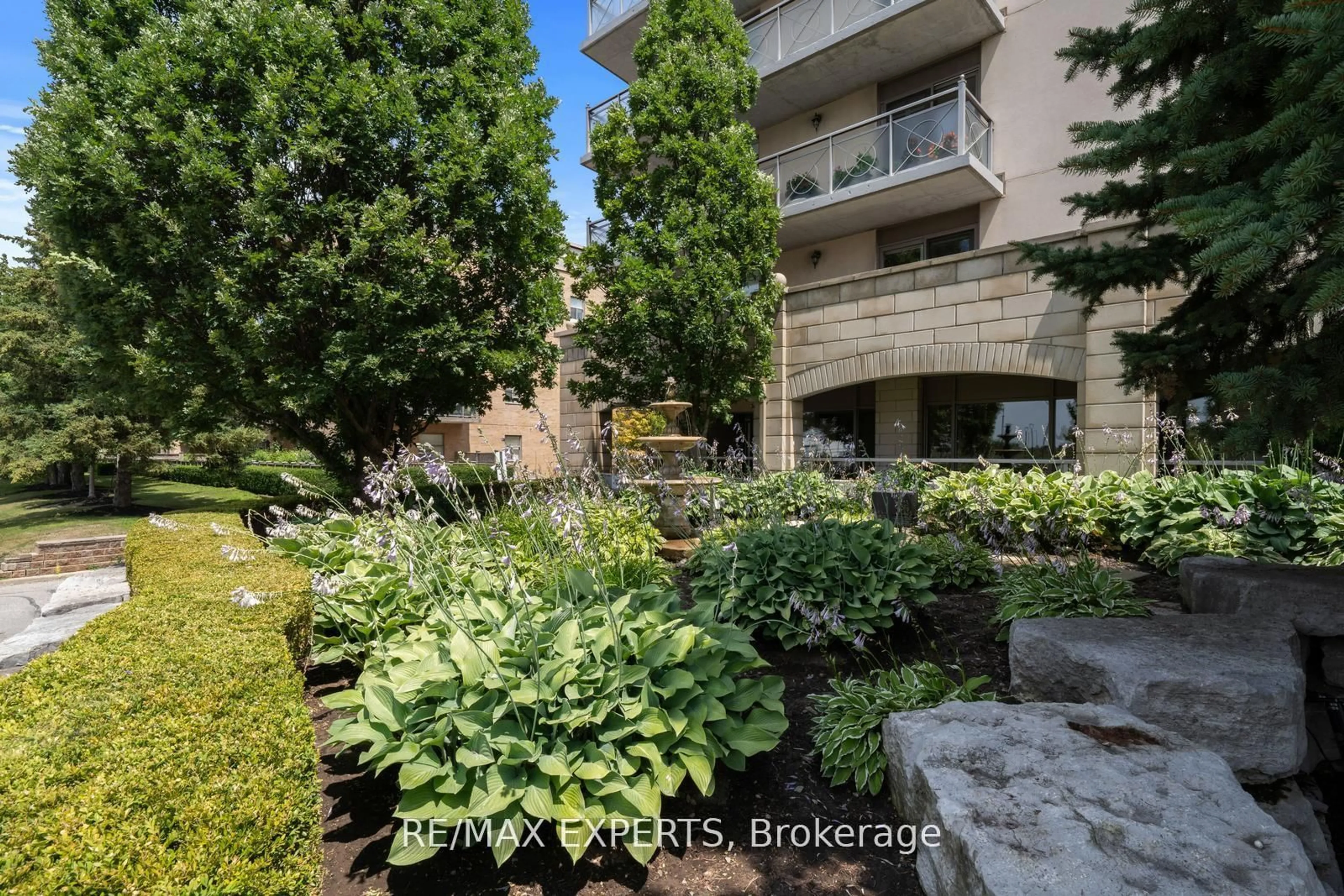 Patio, street for 2500 Rutherford Rd #213, Vaughan Ontario L4K 5R1