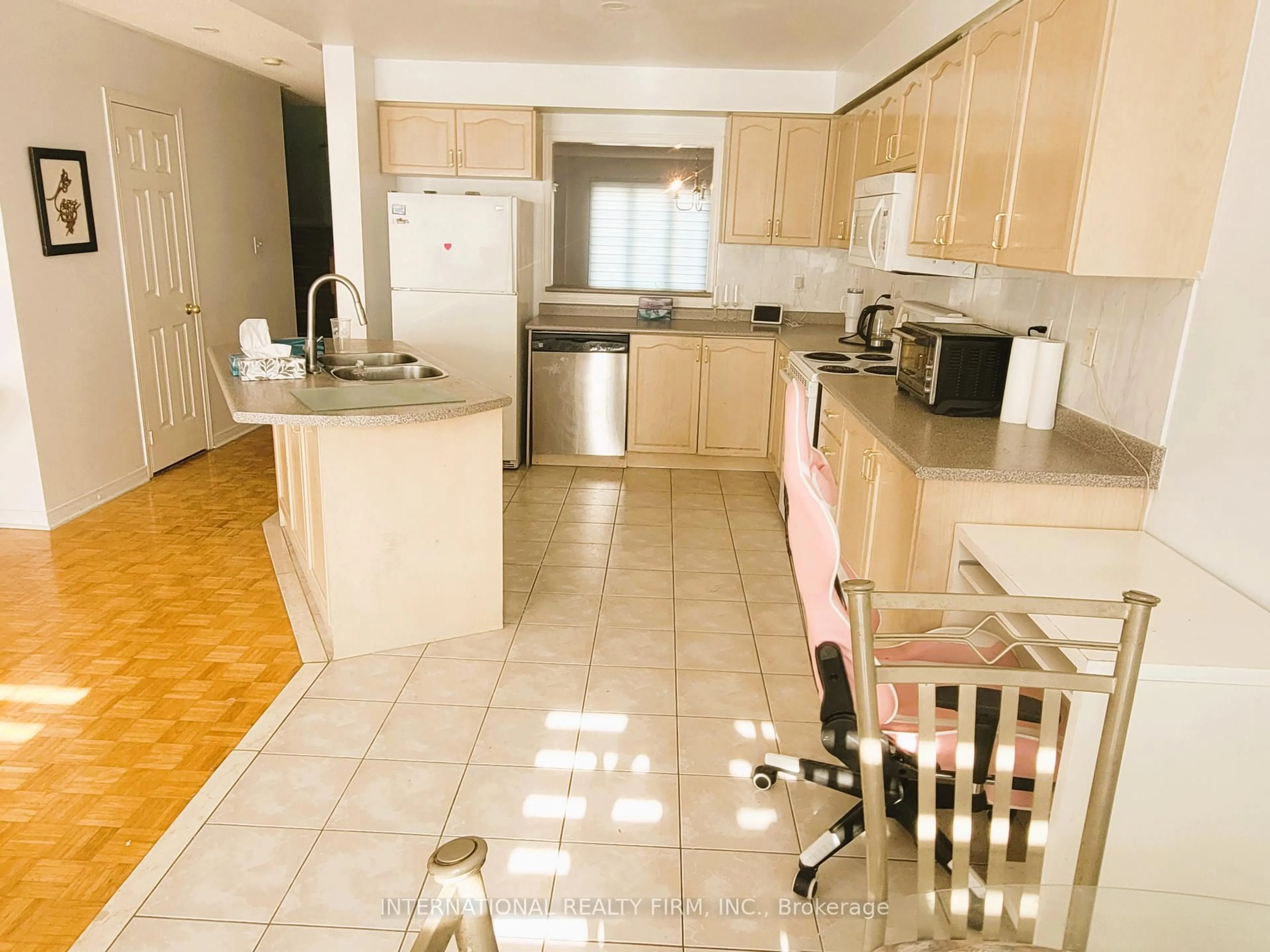 Standard kitchen, unknown for 50 Beresford Dr, Richmond Hill Ontario L4B 4J6