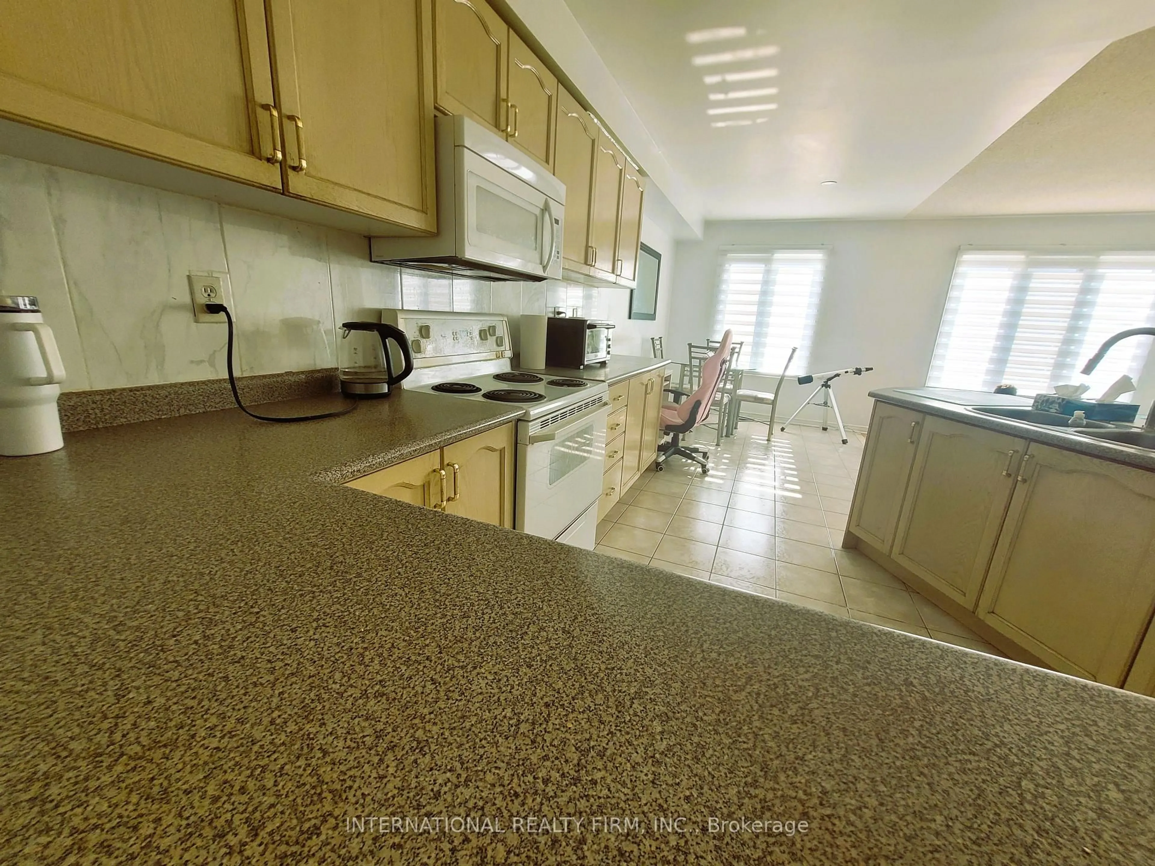 Standard kitchen, ceramic/tile floor for 50 Beresford Dr, Richmond Hill Ontario L4B 4J6