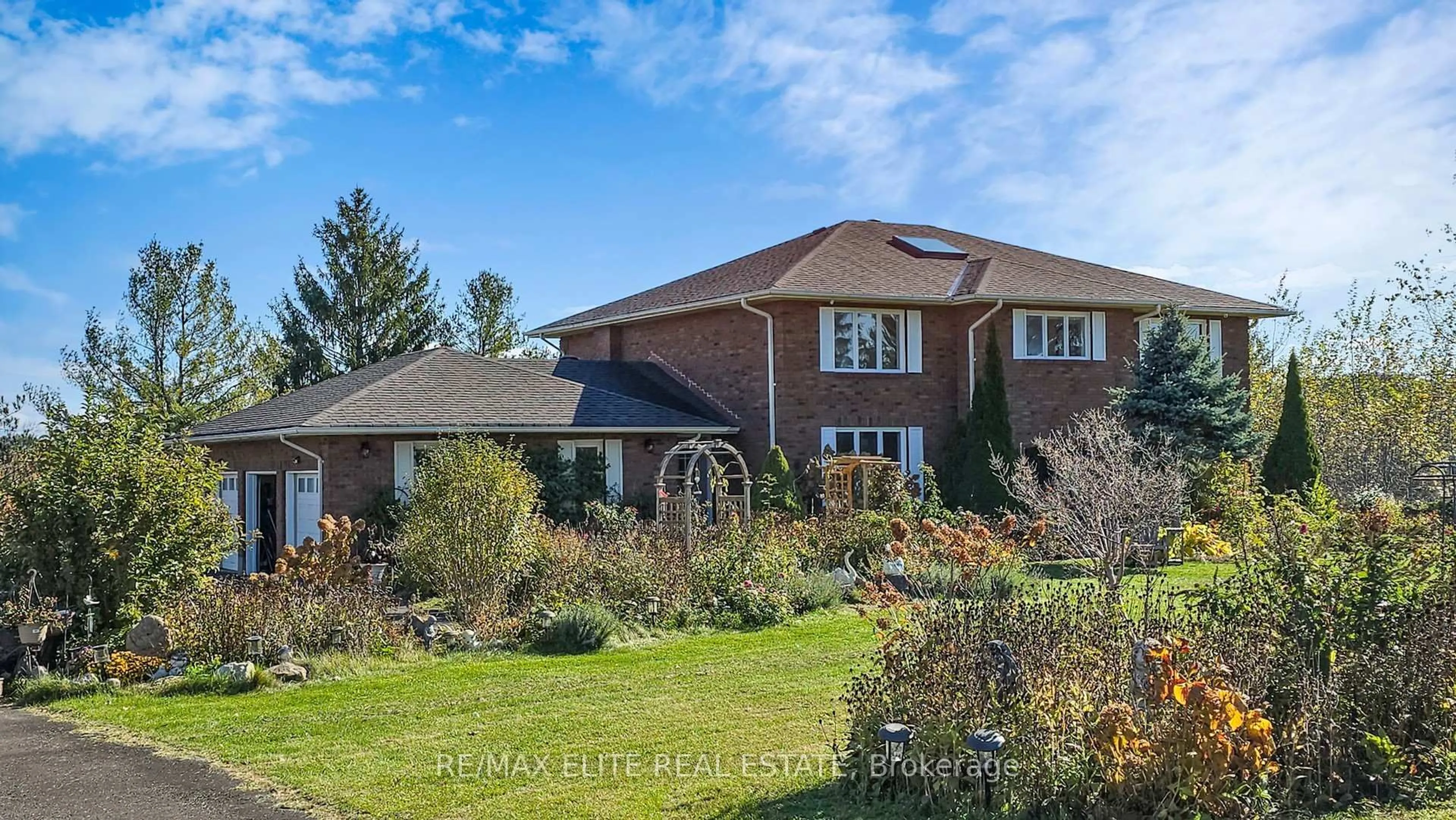 A pic from outside/outdoor area/front of a property/back of a property/a pic from drone, unknown for 9 Island Lake Dr, Whitchurch-Stouffville Ontario L4A 3G7