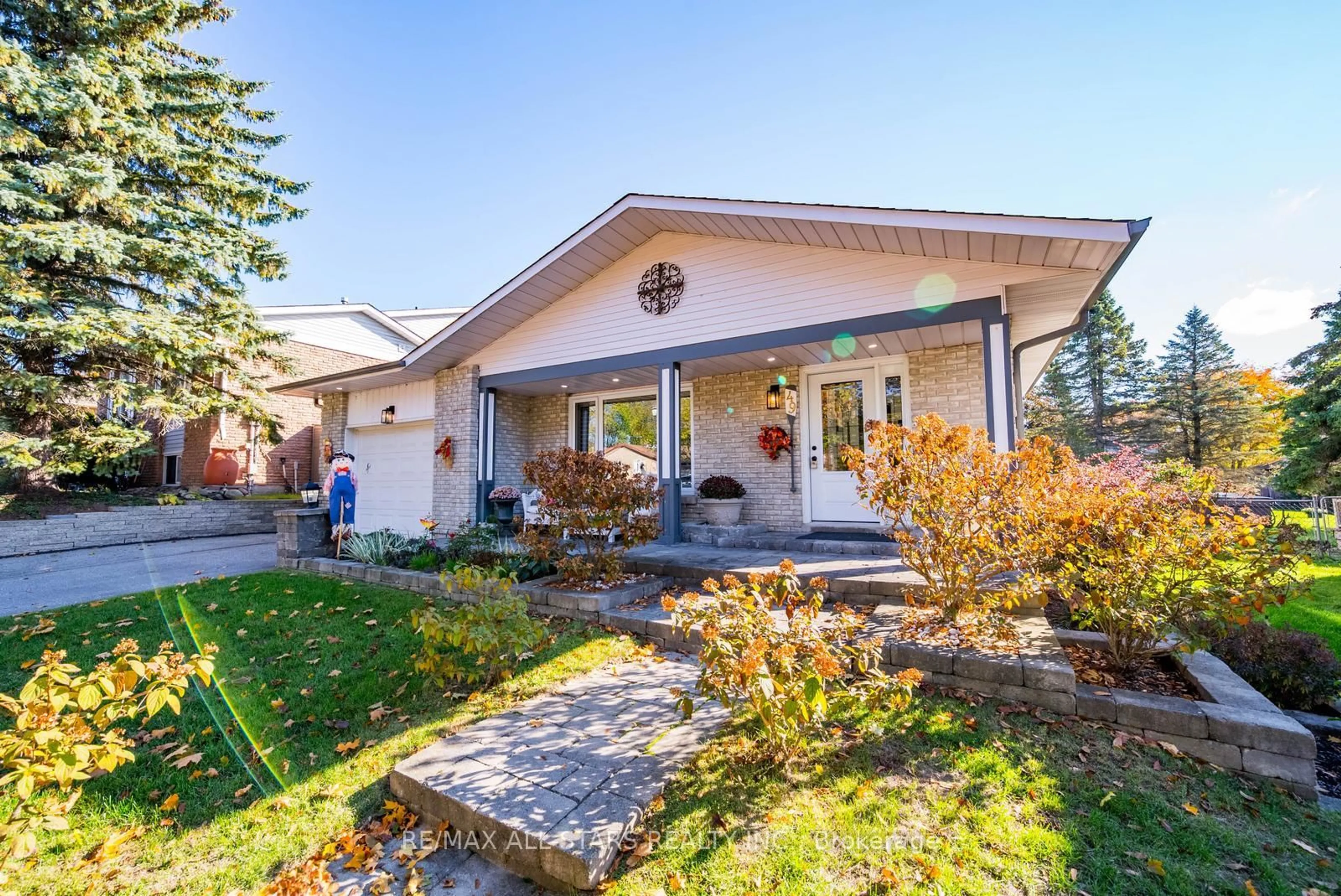 Home with vinyl exterior material, street for 49 Shannon Rd, East Gwillimbury Ontario L0G 1M0