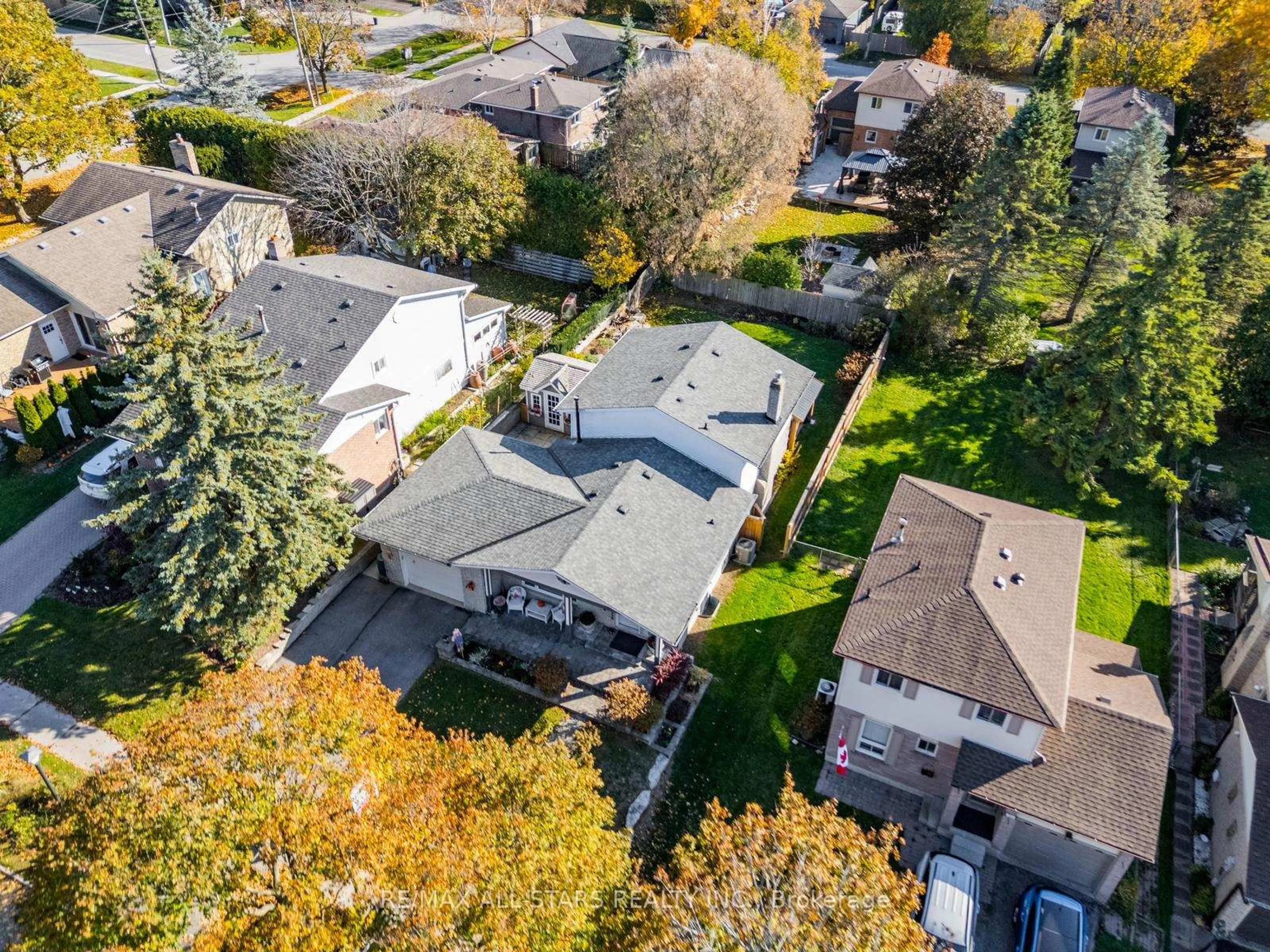 A pic from outside/outdoor area/front of a property/back of a property/a pic from drone, street for 49 Shannon Rd, East Gwillimbury Ontario L0G 1M0
