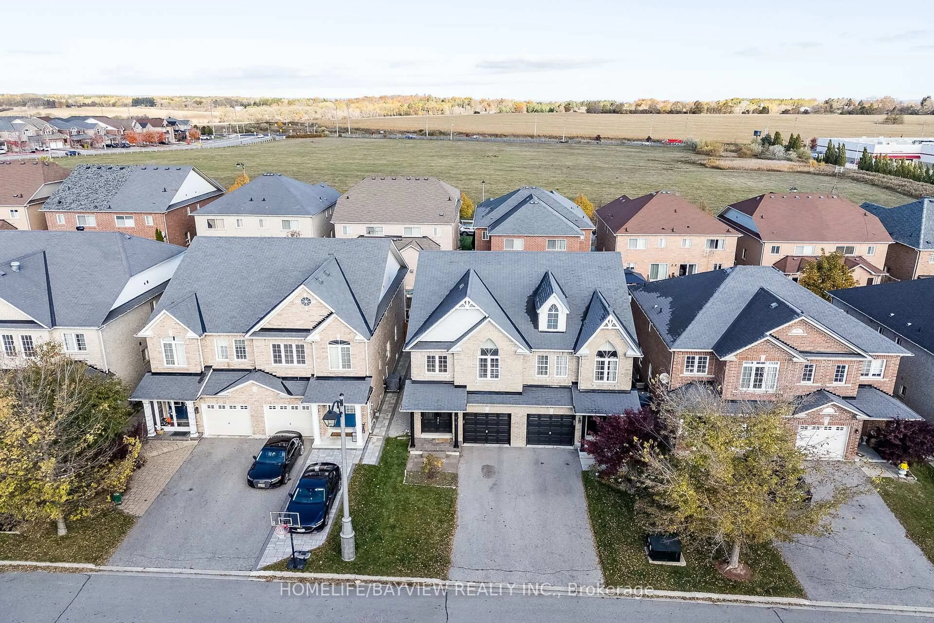A pic from outside/outdoor area/front of a property/back of a property/a pic from drone, water/lake/river/ocean view for 61 Four Seasons Cres, Newmarket Ontario L9N 0C4
