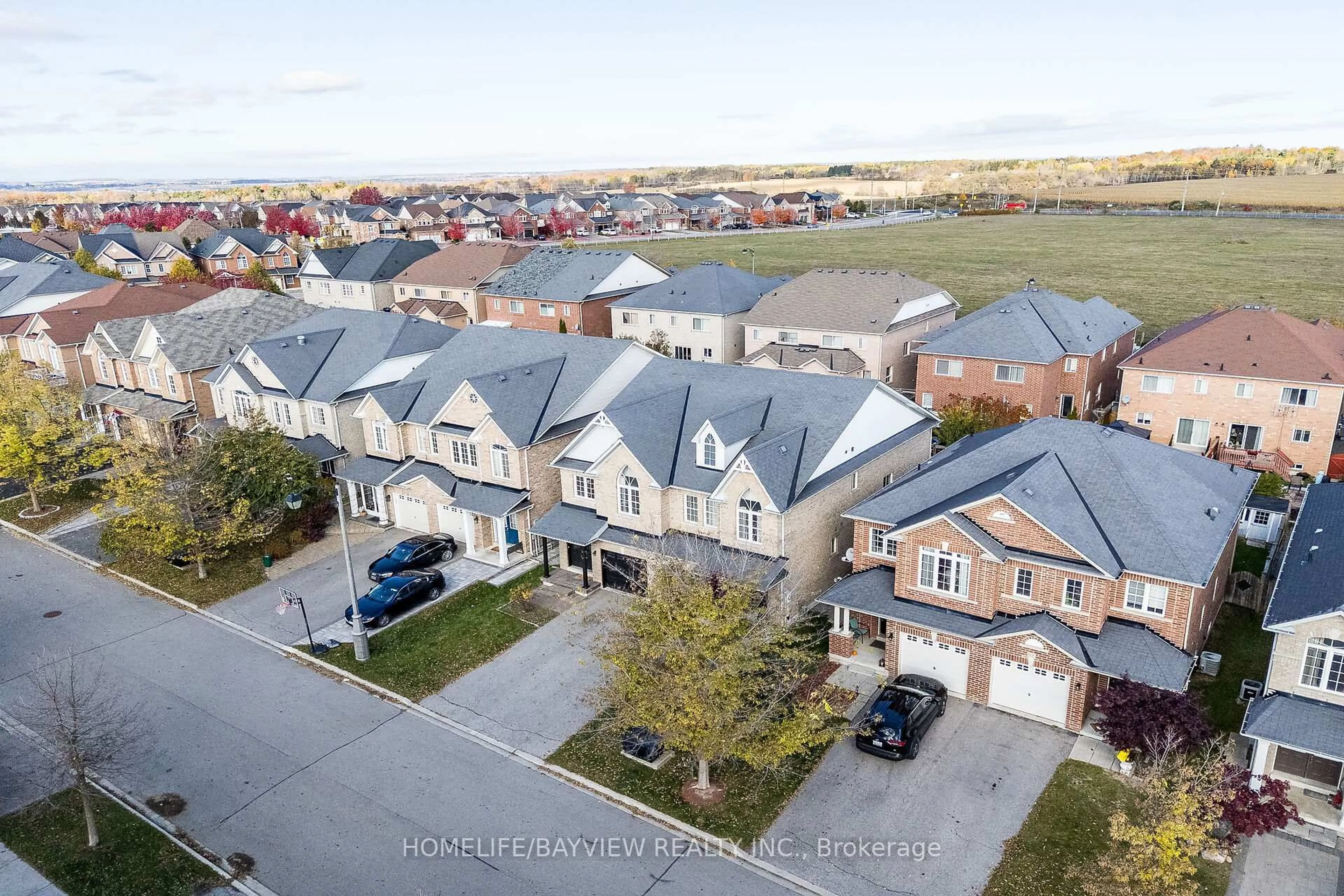 A pic from outside/outdoor area/front of a property/back of a property/a pic from drone, street for 61 Four Seasons Cres, Newmarket Ontario L9N 0C4