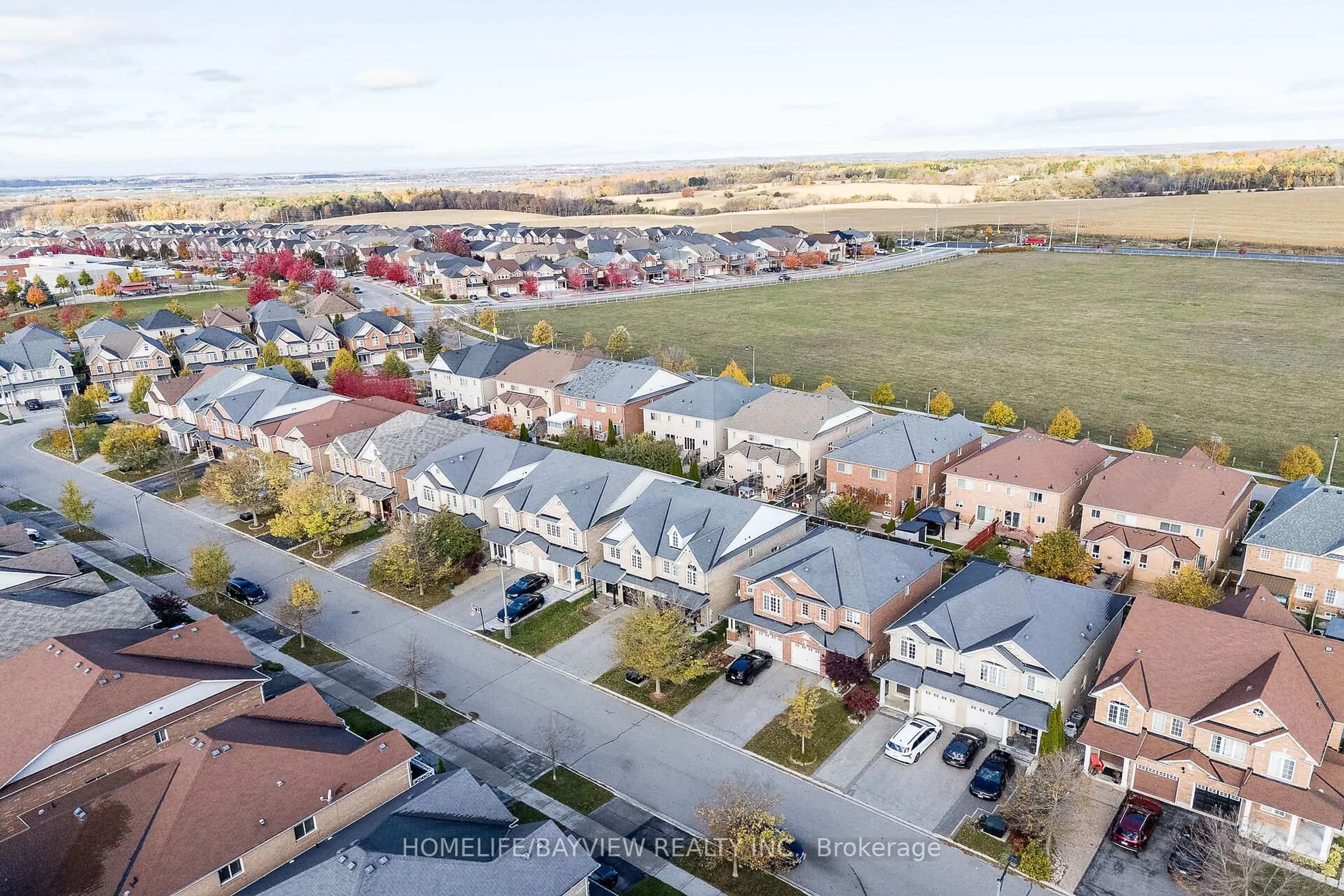 A pic from outside/outdoor area/front of a property/back of a property/a pic from drone, street for 61 Four Seasons Cres, Newmarket Ontario L9N 0C4