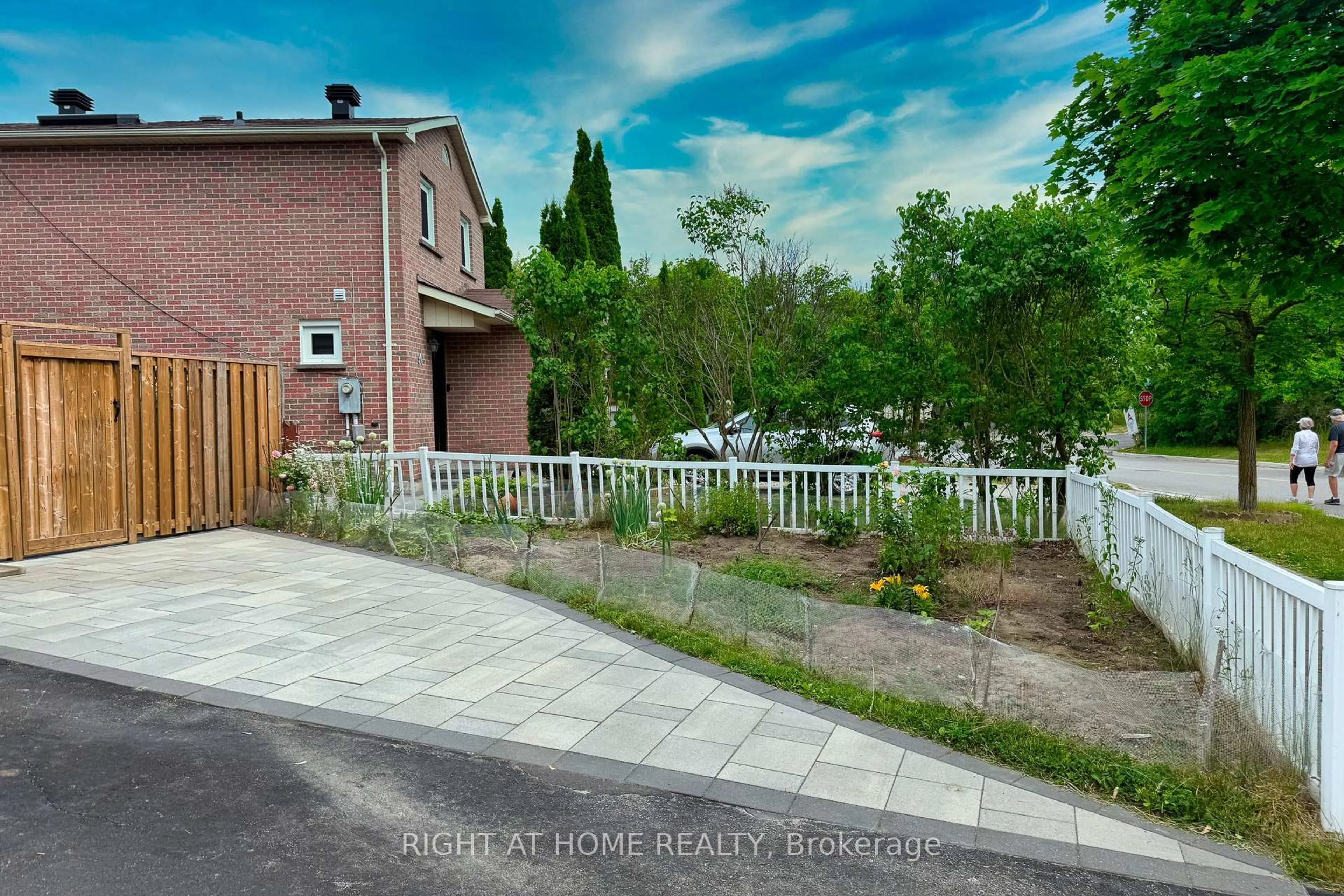 A pic from outside/outdoor area/front of a property/back of a property/a pic from drone, street for 88 Sunshine Dr, Richmond Hill Ontario L4C 8H2