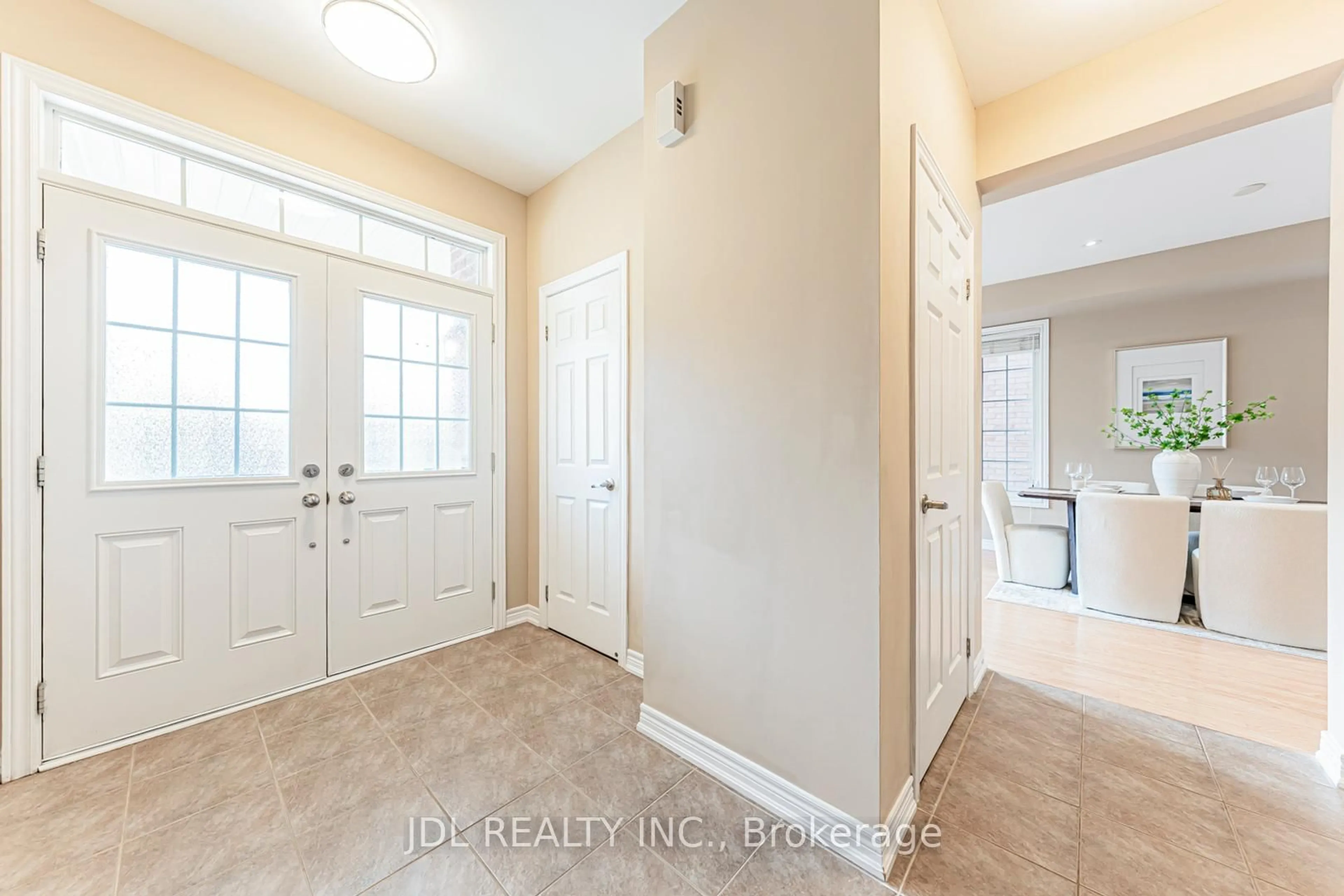 Indoor entryway for 14 Duncan Rd, Markham Ontario L6B 0T4