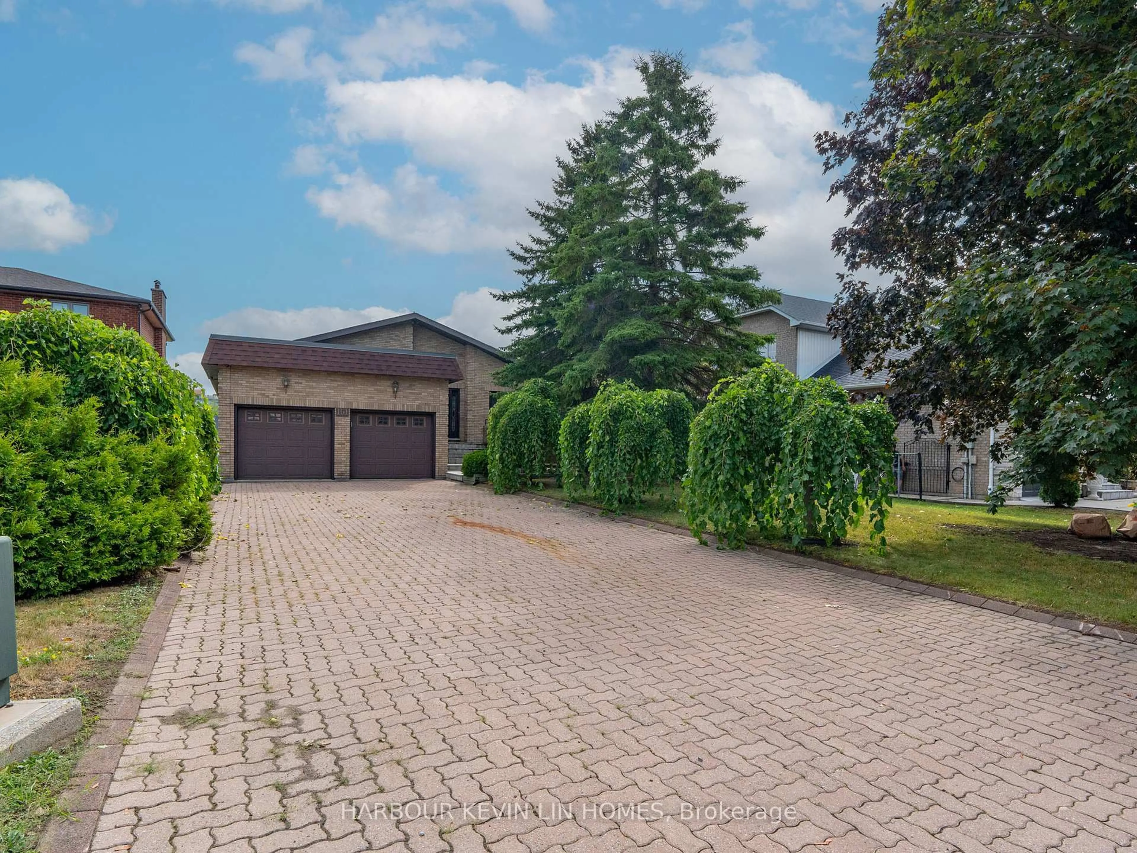 A pic from outside/outdoor area/front of a property/back of a property/a pic from drone, street for 101 Leyburn Ave, Richmond Hill Ontario L4C 0J6