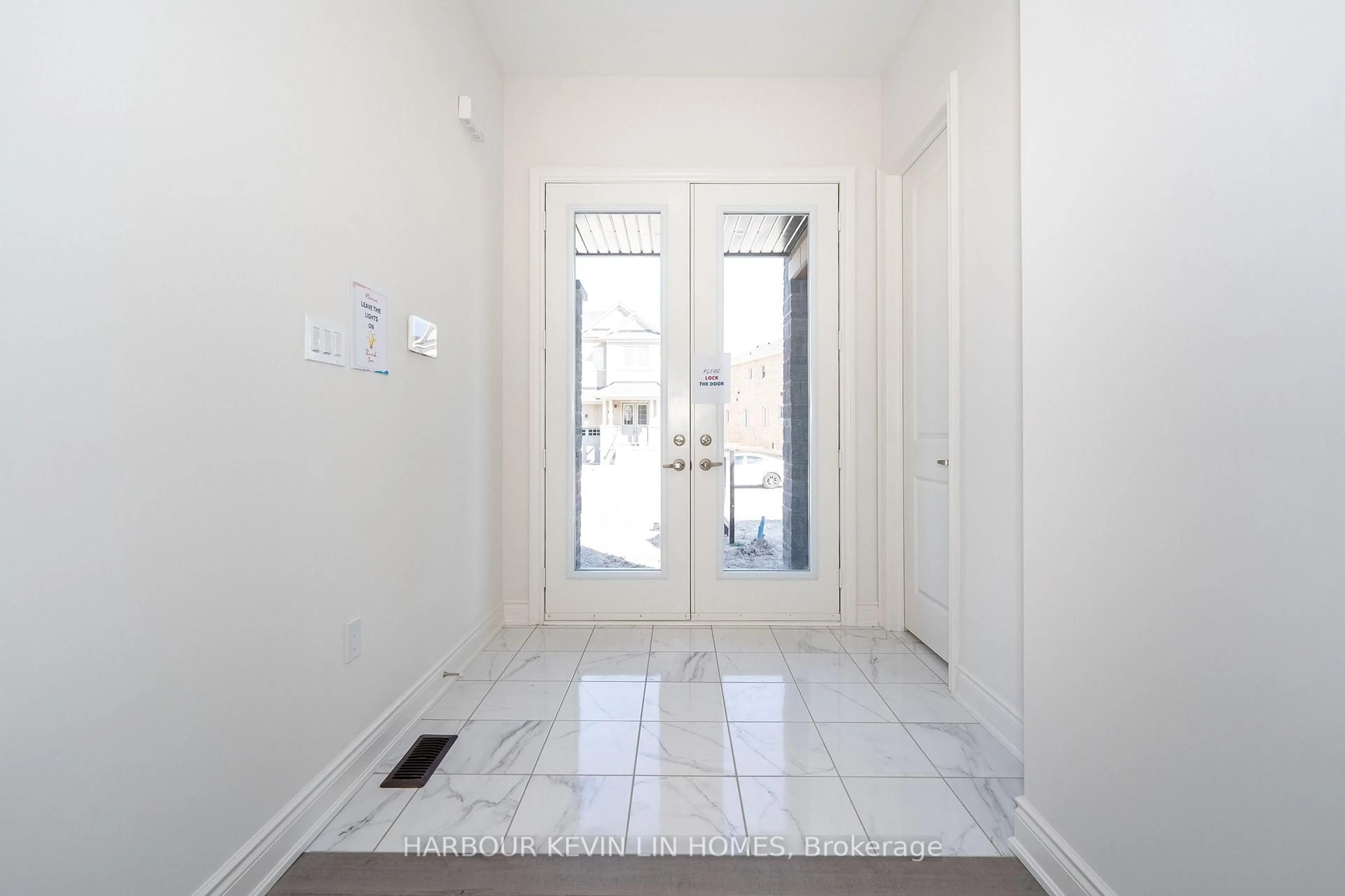 Indoor entryway for 15 Monticola Ave, Richmond Hill Ontario L4B 0J1