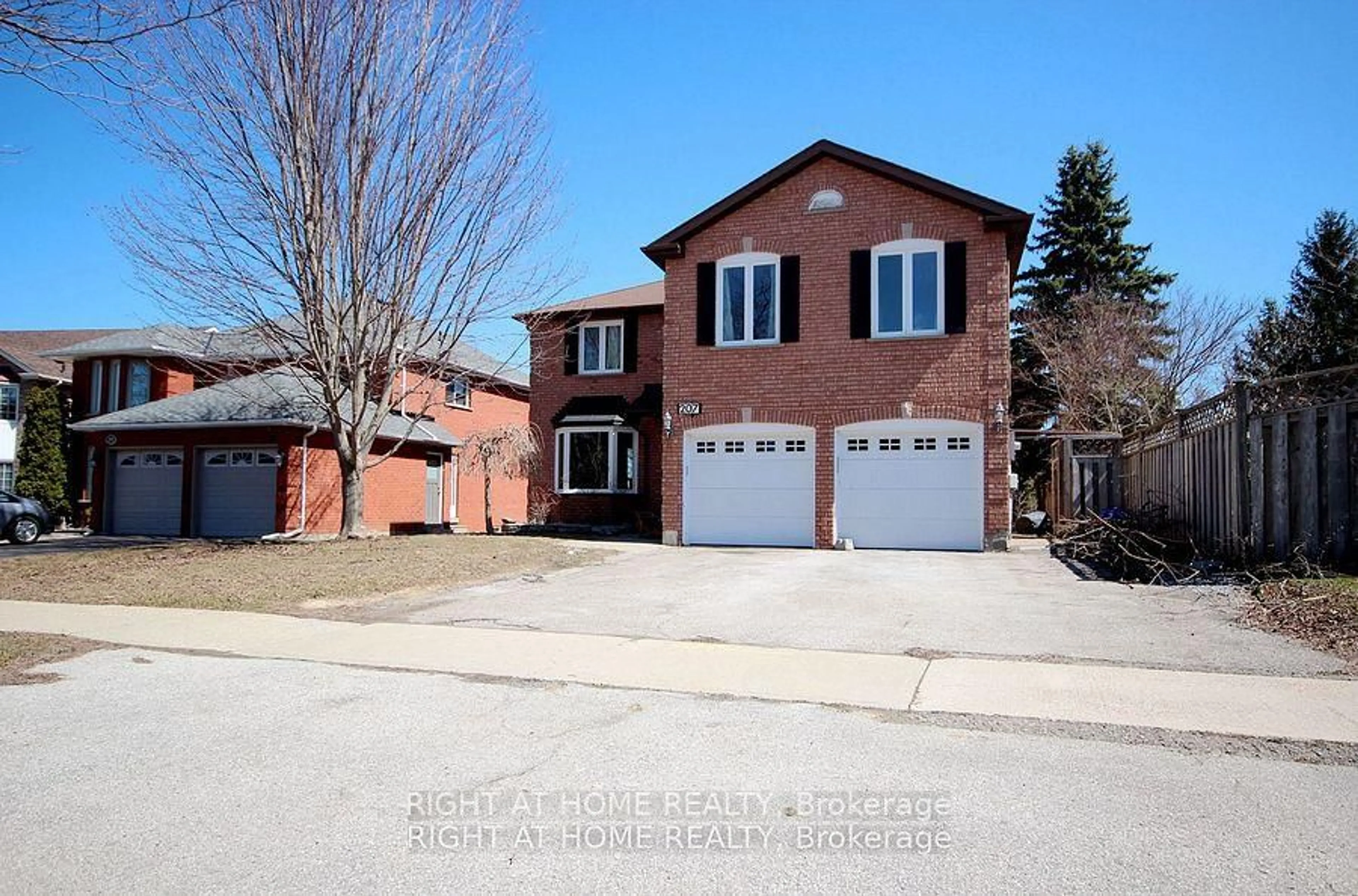 Home with brick exterior material, street for 207 Kensit Ave, Newmarket Ontario L3X 1S6