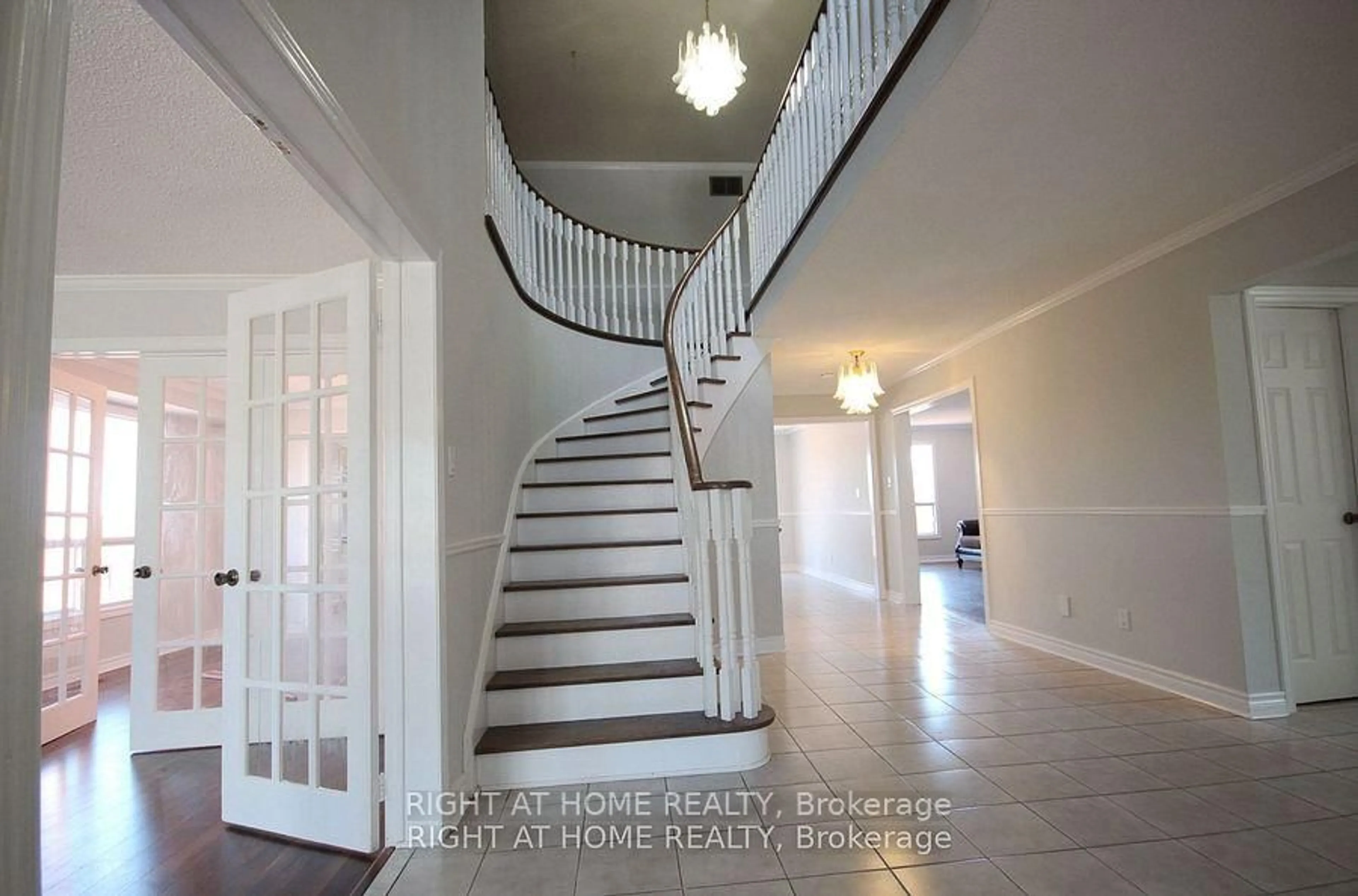 Indoor entryway for 207 Kensit Ave, Newmarket Ontario L3X 1S6