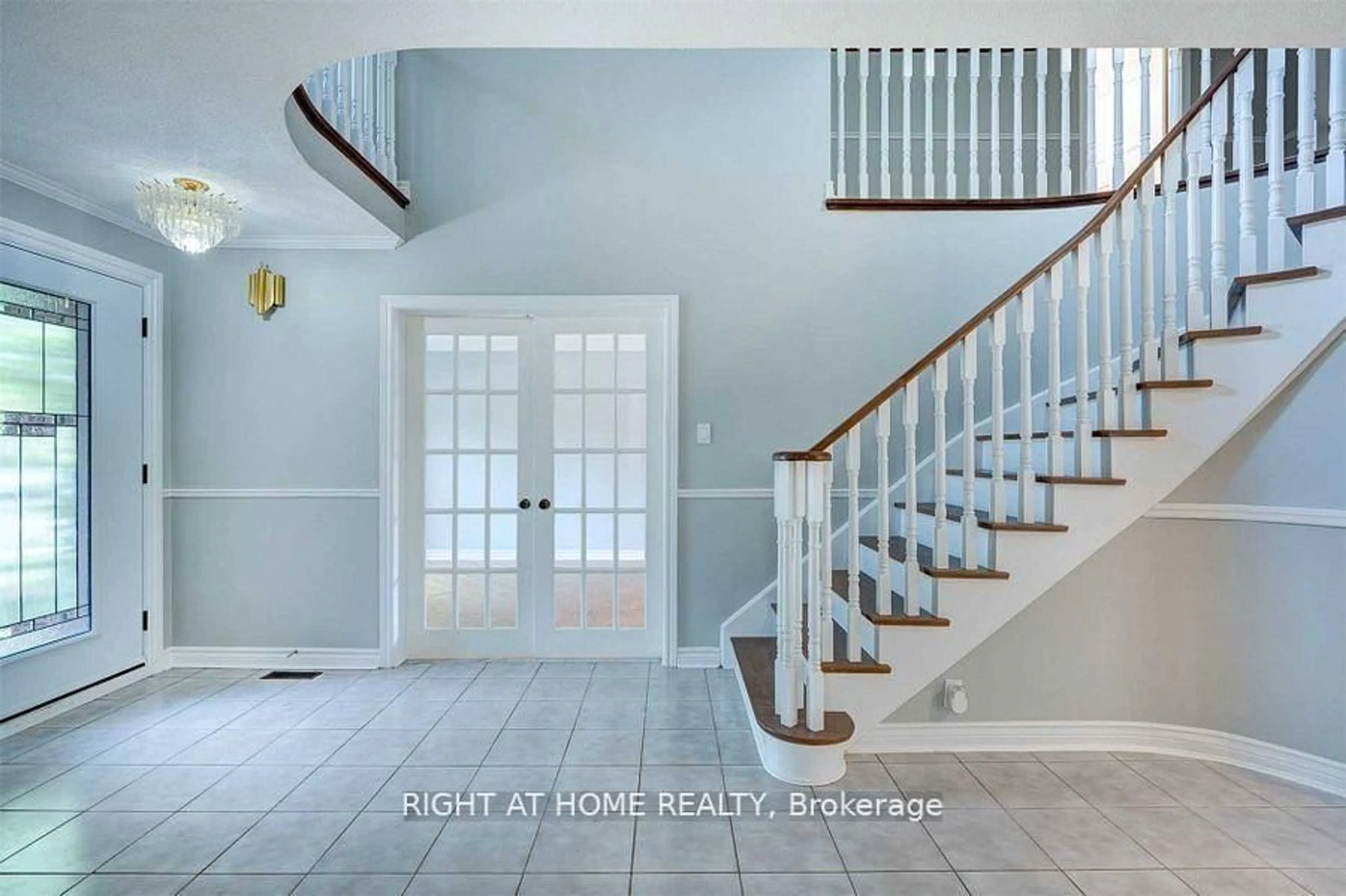 Indoor entryway for 207 Kensit Ave, Newmarket Ontario L3X 1S6