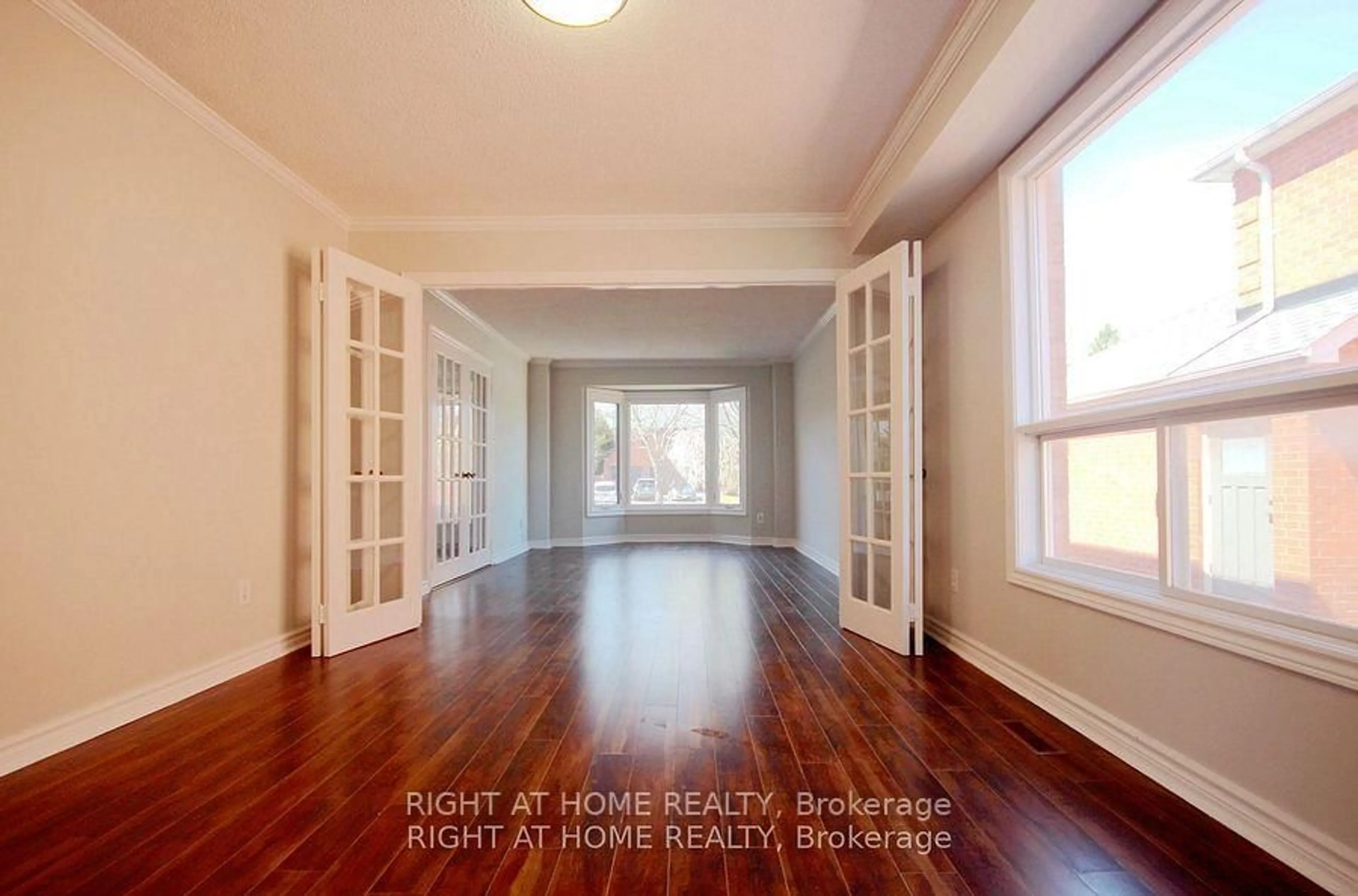 A pic of a room for 207 Kensit Ave, Newmarket Ontario L3X 1S6