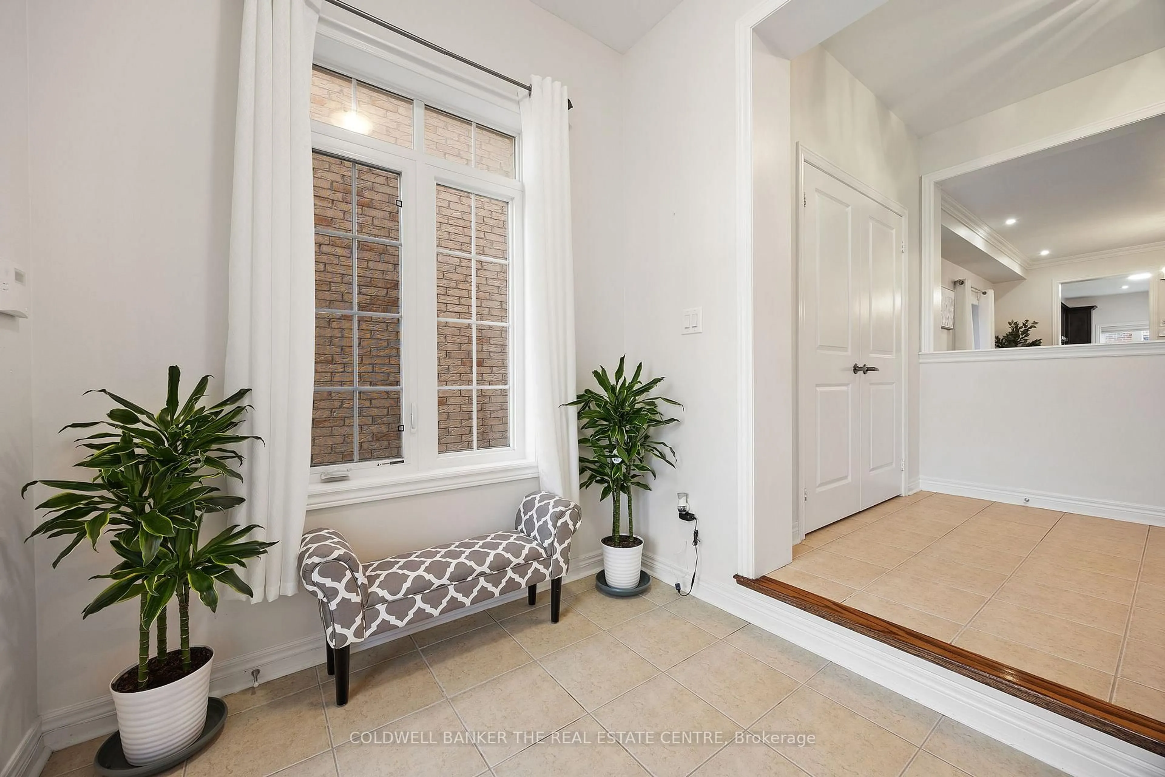 Indoor entryway for 27 Barletta Dr, Vaughan Ontario L6A 4H5