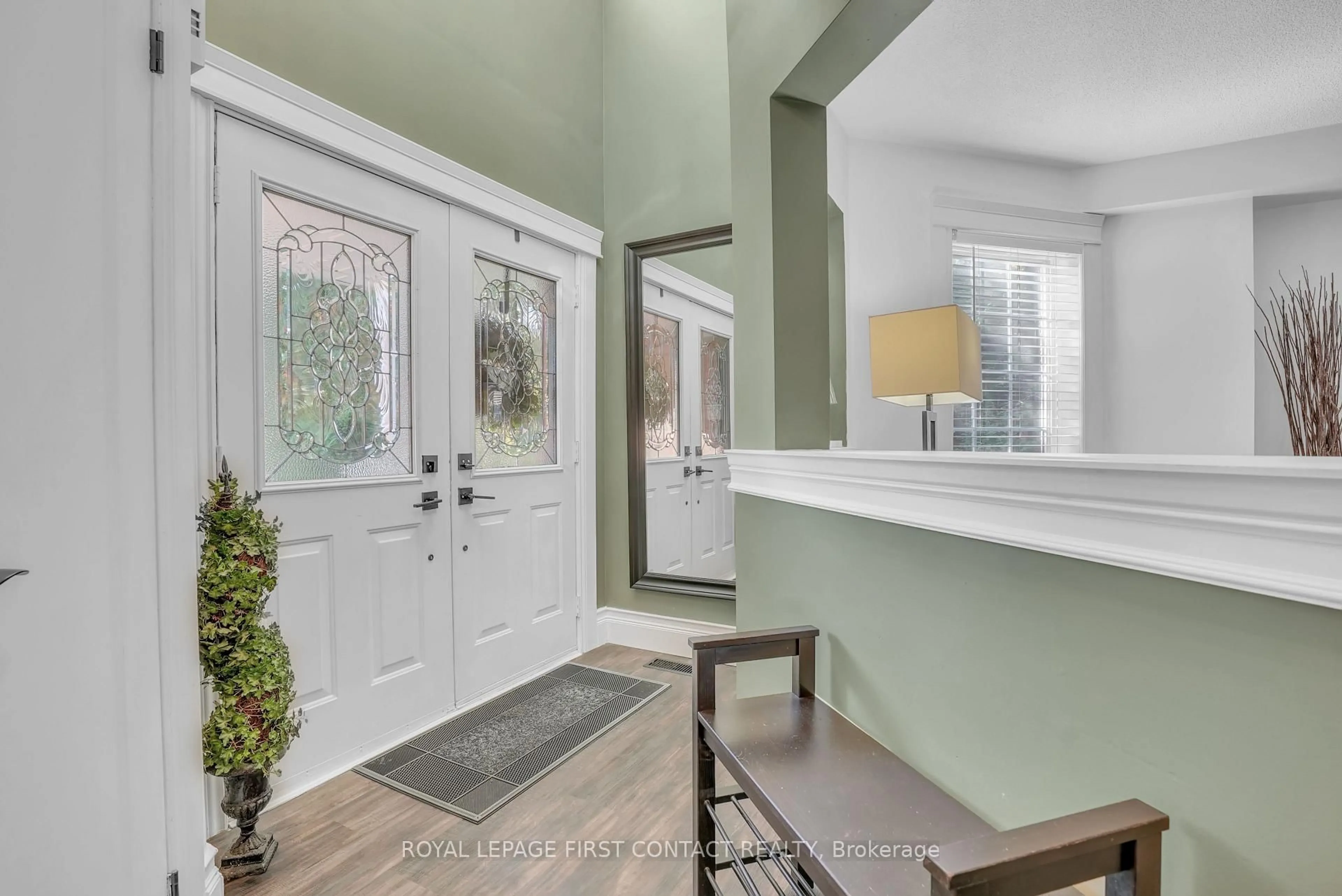Indoor entryway for 1328 Vincent Cres, Innisfil Ontario L9S 1Z8