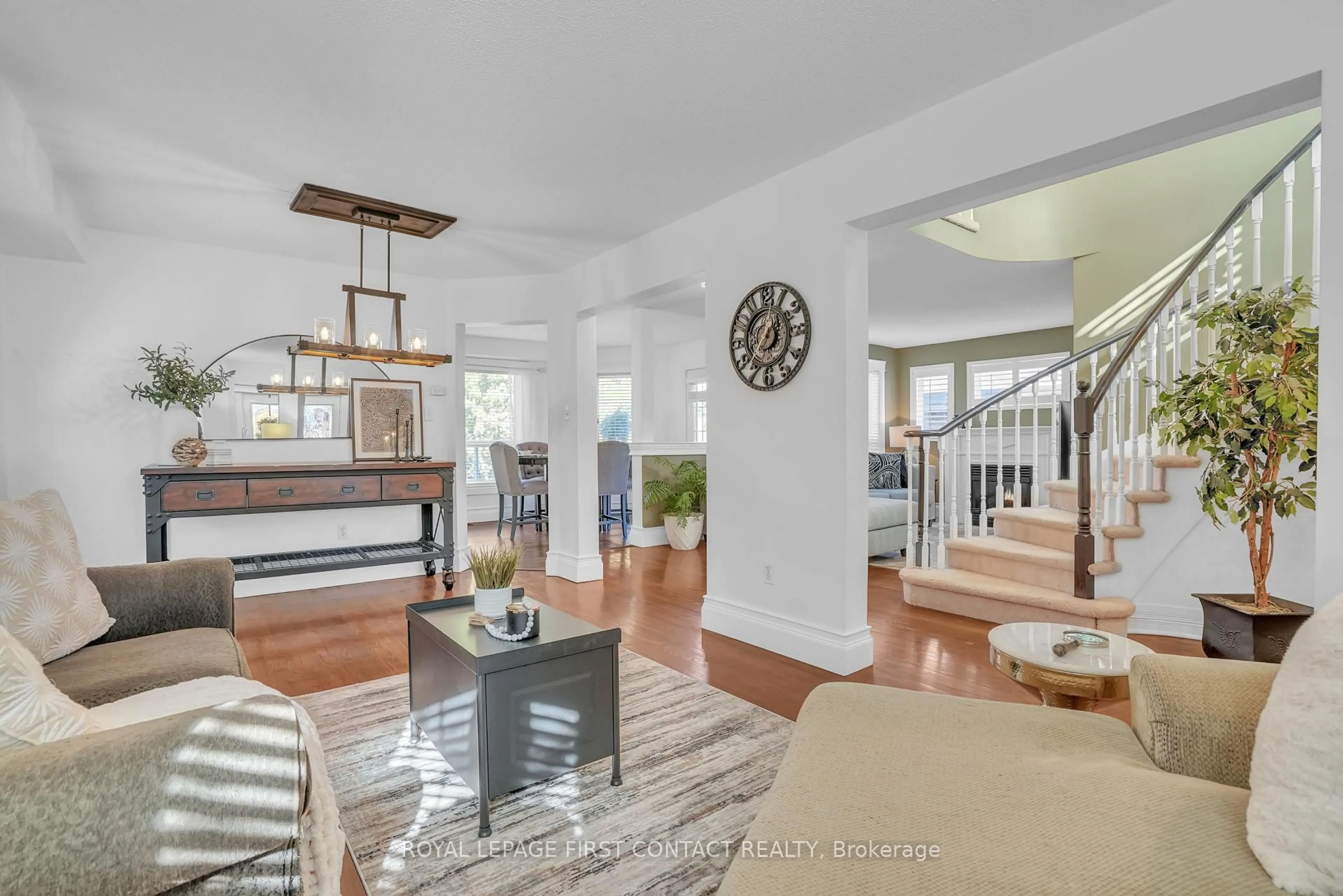 Indoor entryway for 1328 Vincent Cres, Innisfil Ontario L9S 1Z8