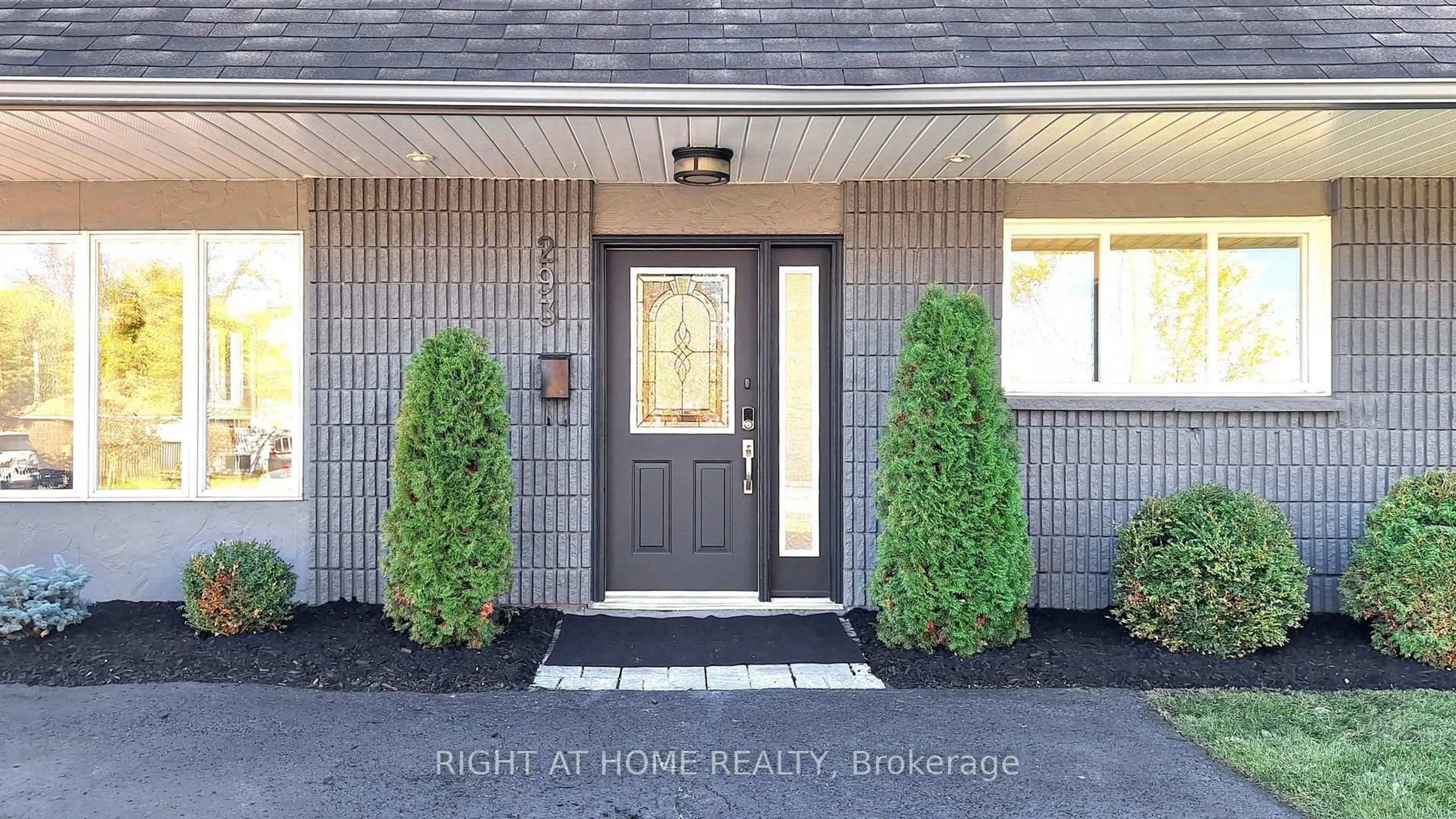 Indoor entryway for 293 Cedarholme Ave, Georgina Ontario L4P 2W5