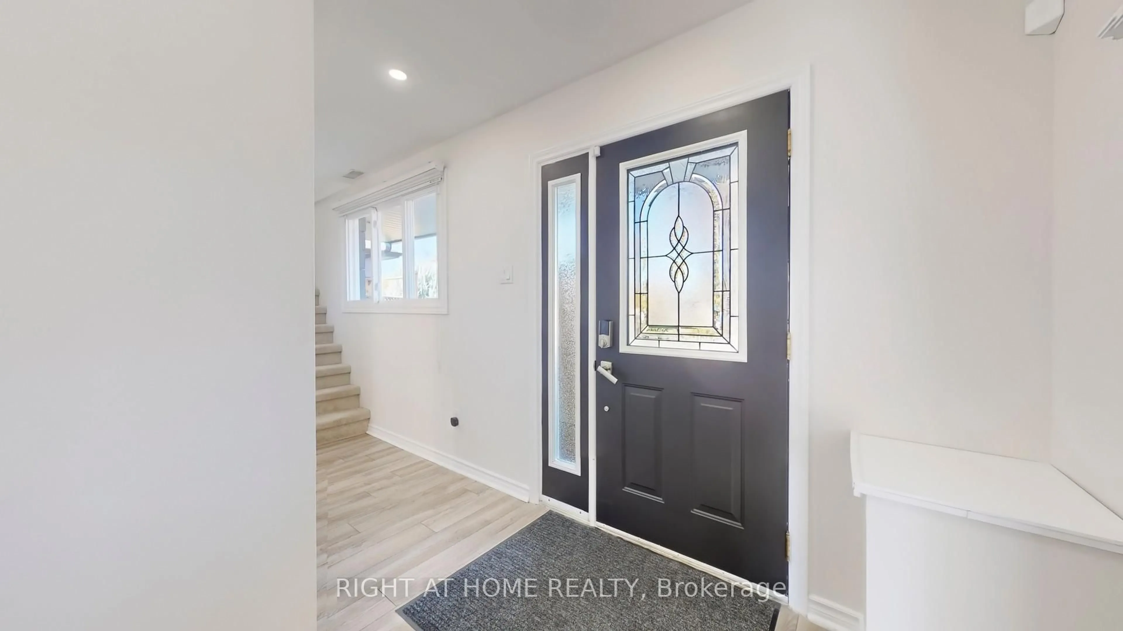 Indoor entryway for 293 Cedarholme Ave, Georgina Ontario L4P 2W5