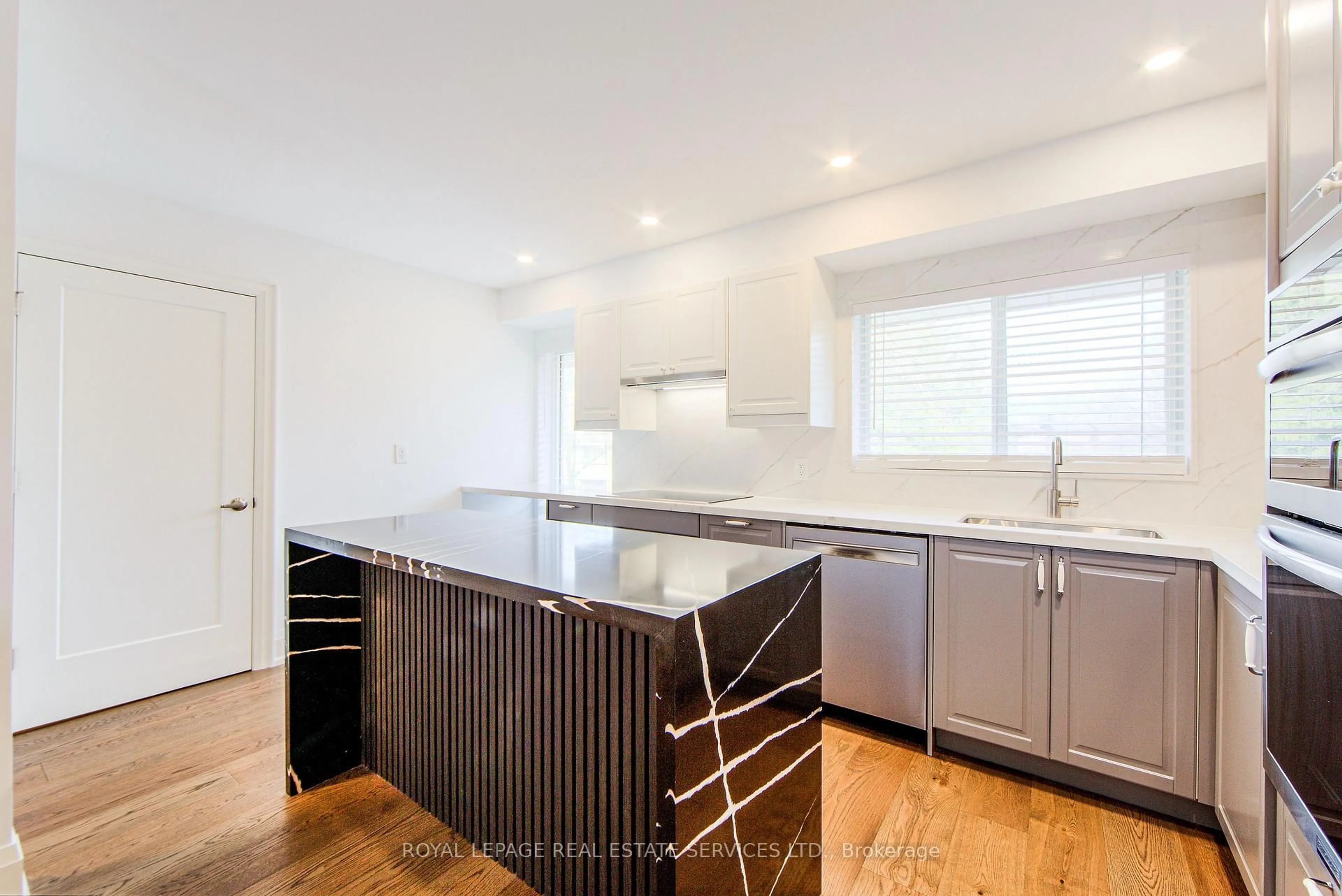 Unknown for 27 Poplar Cres, Aurora Ontario L4G 3M4