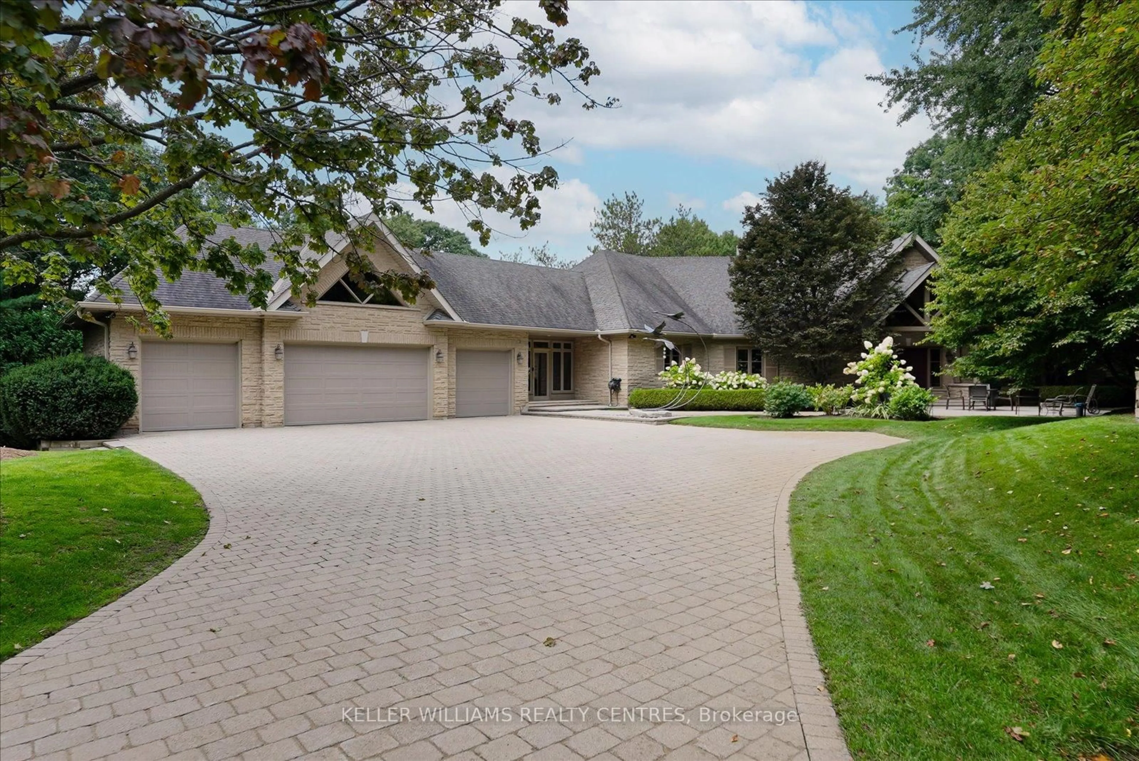 A pic from outside/outdoor area/front of a property/back of a property/a pic from drone, street for 6 Country Heights Dr, Richmond Hill Ontario L4E 3M8