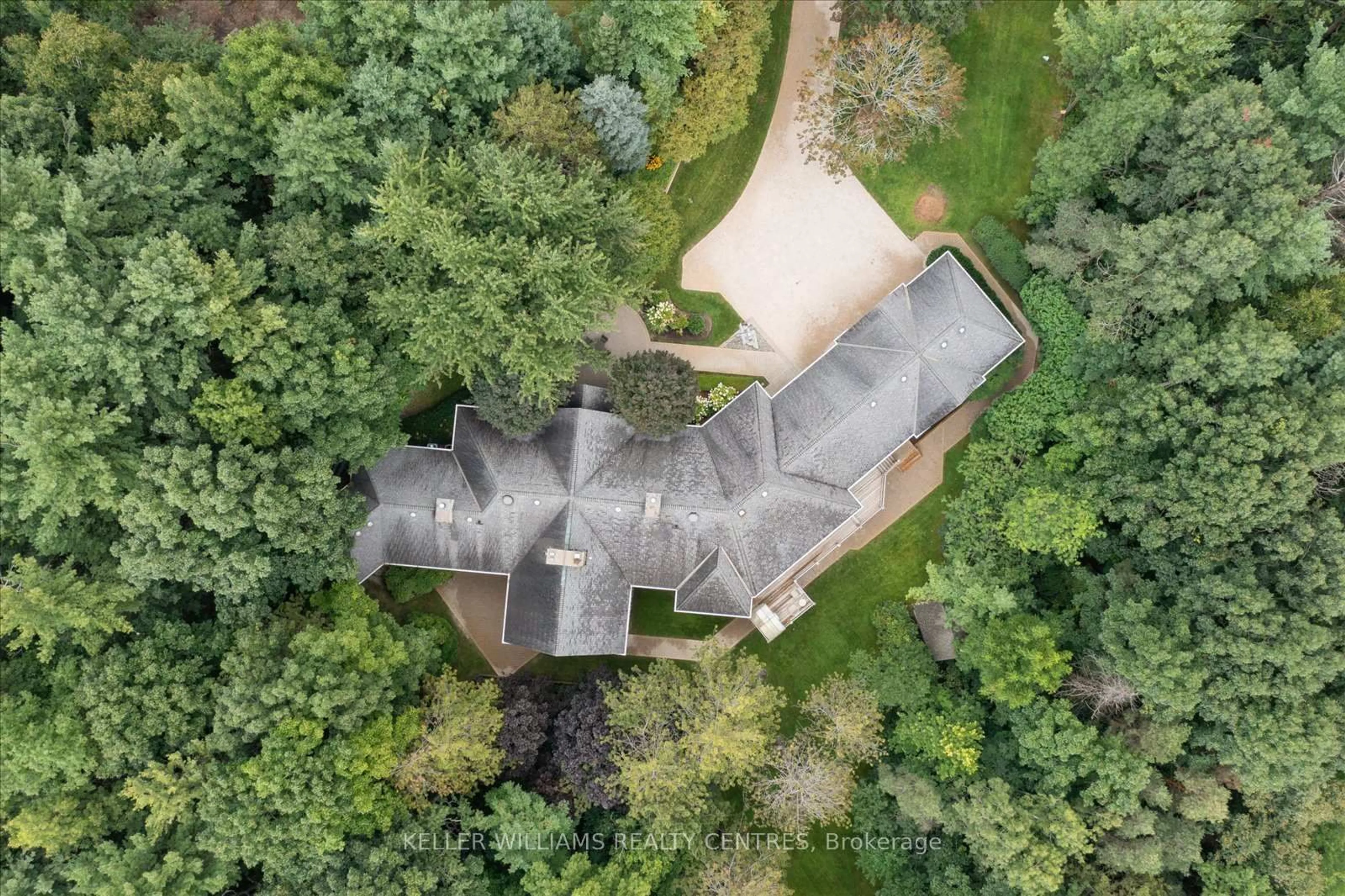 A pic from outside/outdoor area/front of a property/back of a property/a pic from drone, forest/trees view for 6 Country Heights Dr, Richmond Hill Ontario L4E 3M8