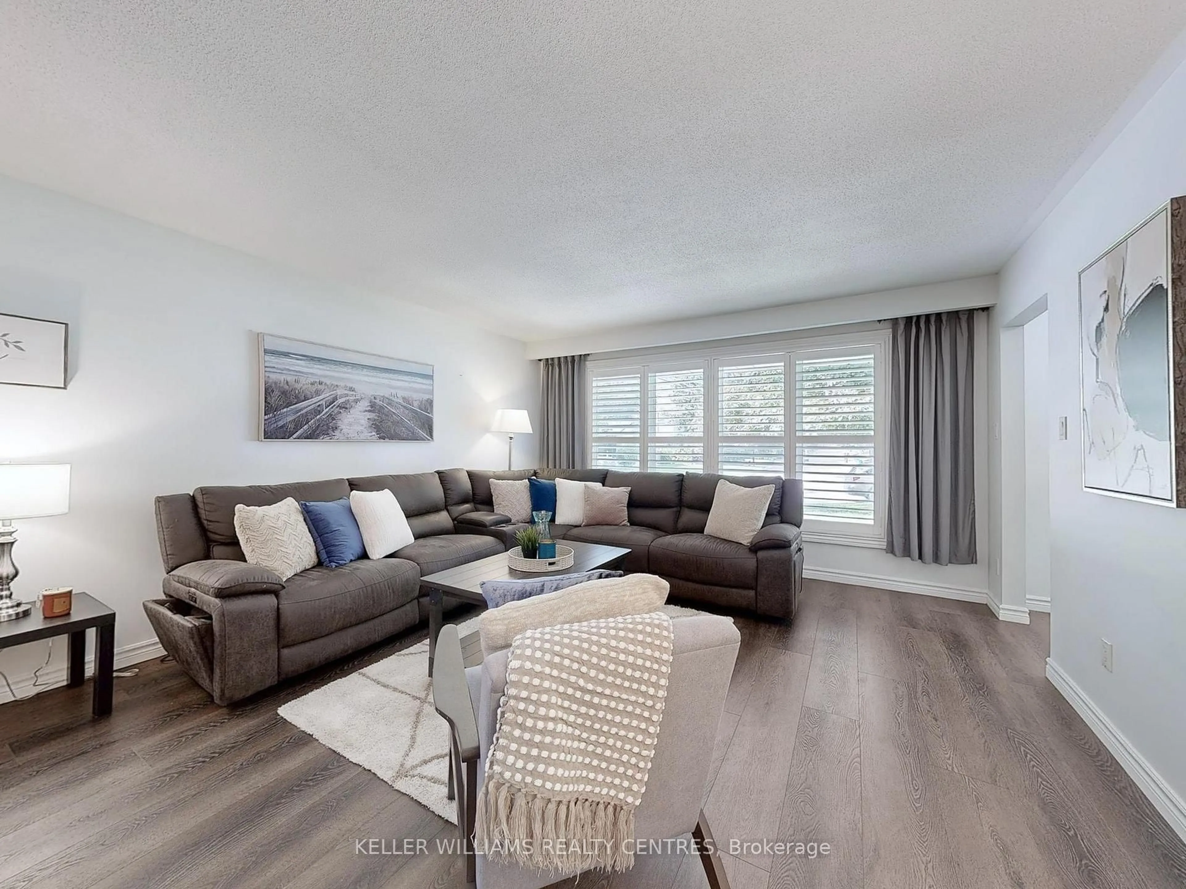 Living room with furniture, wood/laminate floor for 814 Arnold Cres, Newmarket Ontario L3Y 2E2