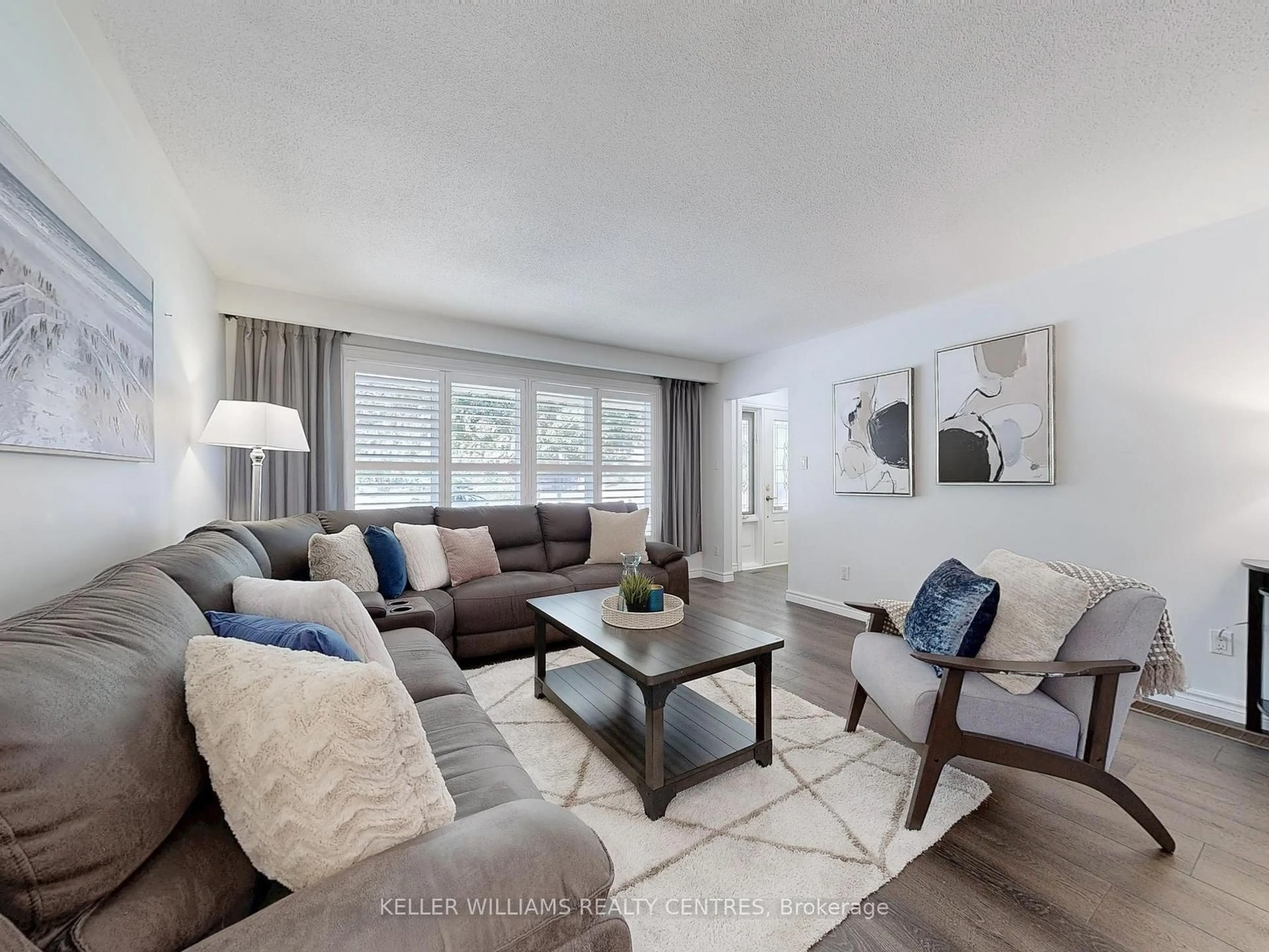 Living room with furniture, unknown for 814 Arnold Cres, Newmarket Ontario L3Y 2E2