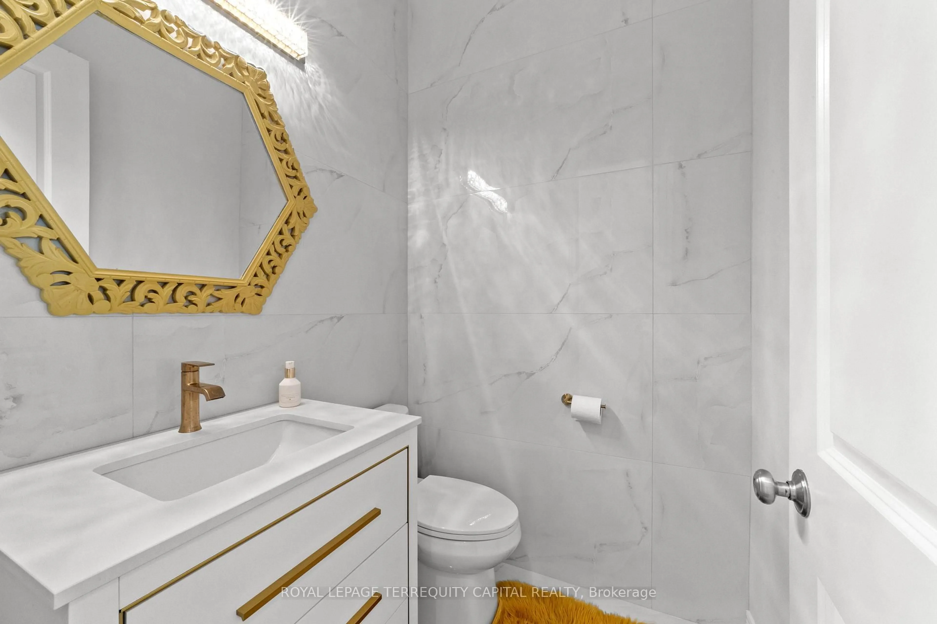 Standard bathroom, ceramic/tile floor for 144 Pine Hill Cres, Aurora Ontario L4G 3X9