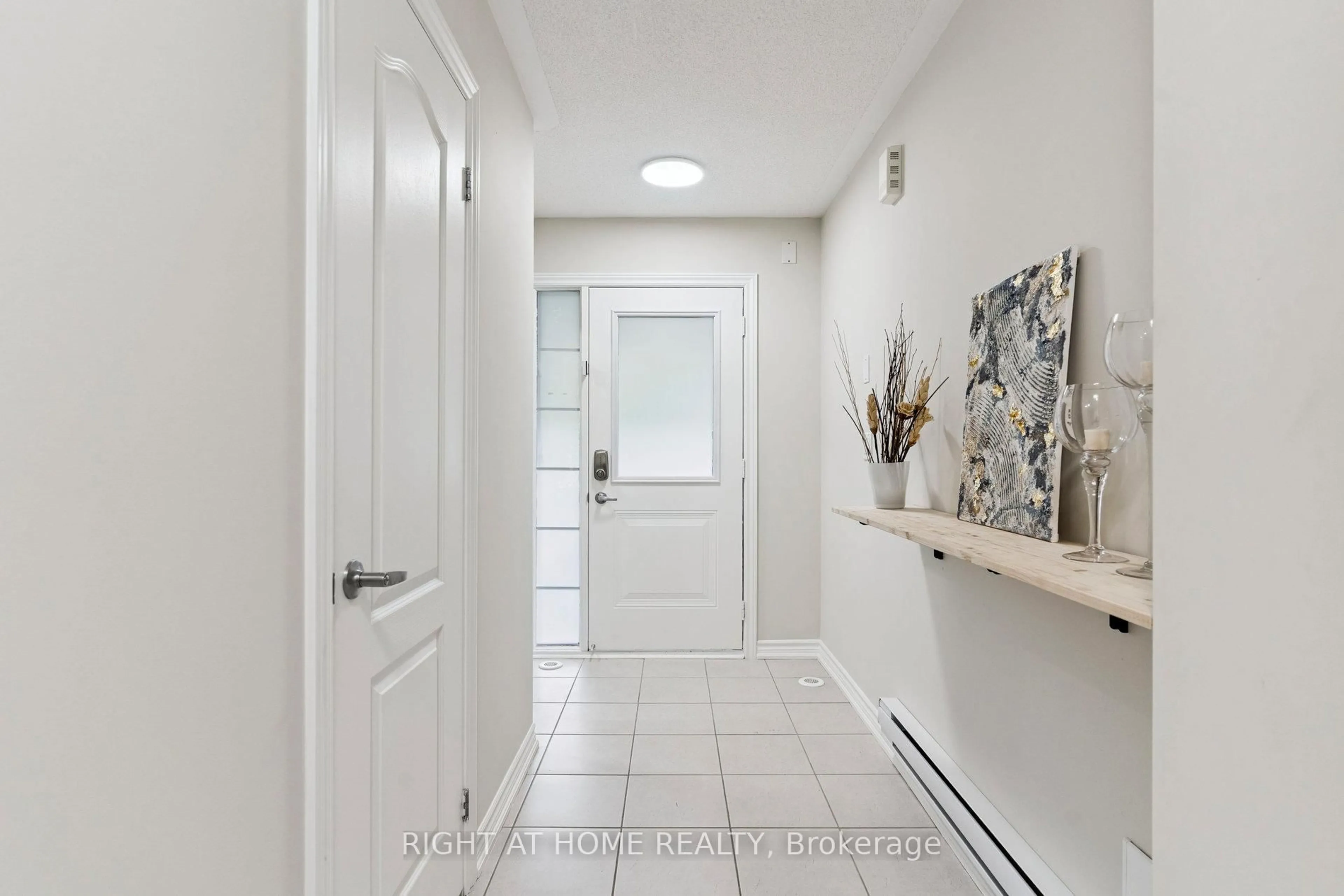 Indoor entryway for 30 Boadway Cres, Whitchurch-Stouffville Ontario L4A 1Y2
