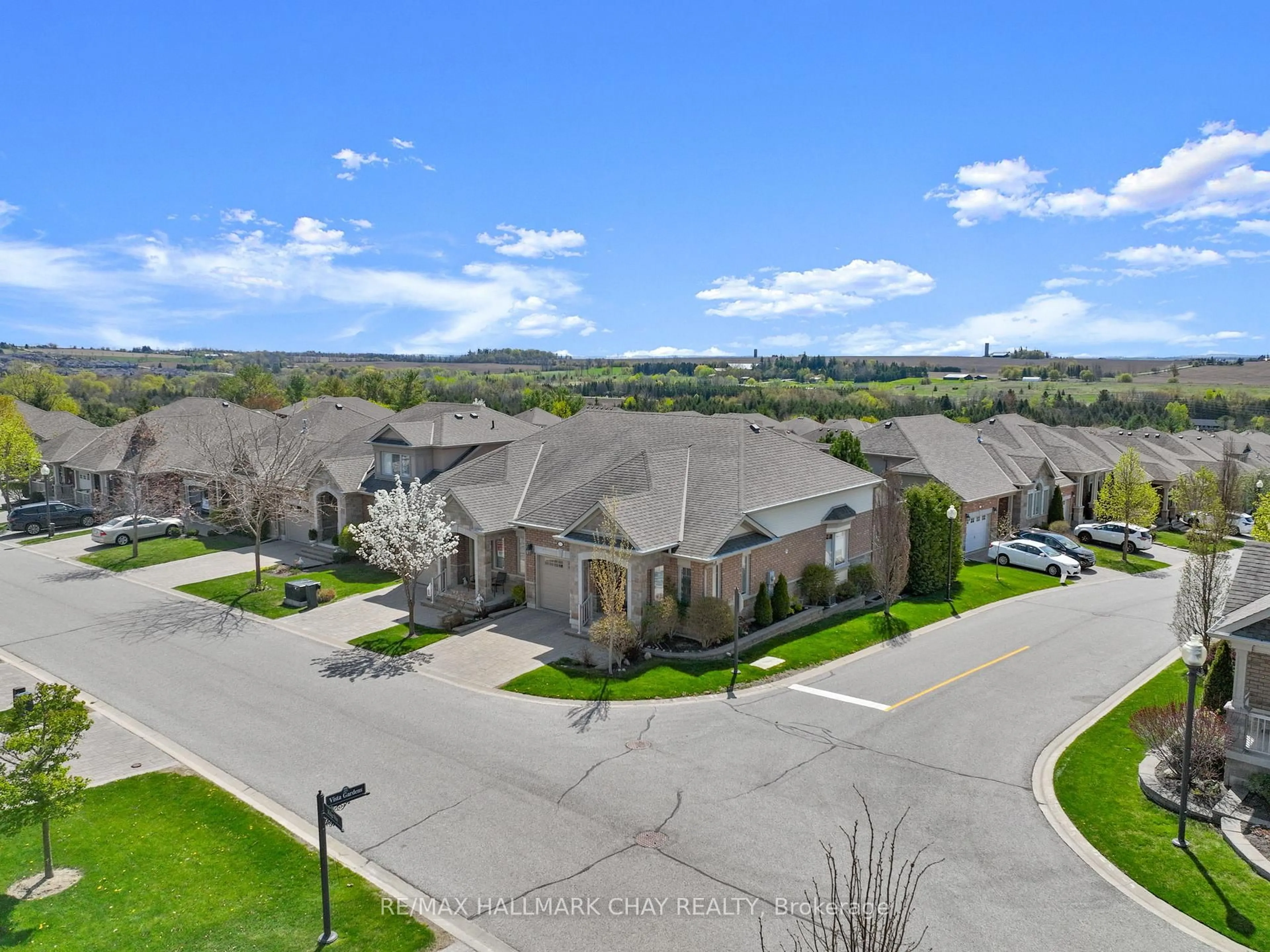 A pic from outside/outdoor area/front of a property/back of a property/a pic from drone, mountain view for 190 Ridge Way, New Tecumseth Ontario L9R 0H3