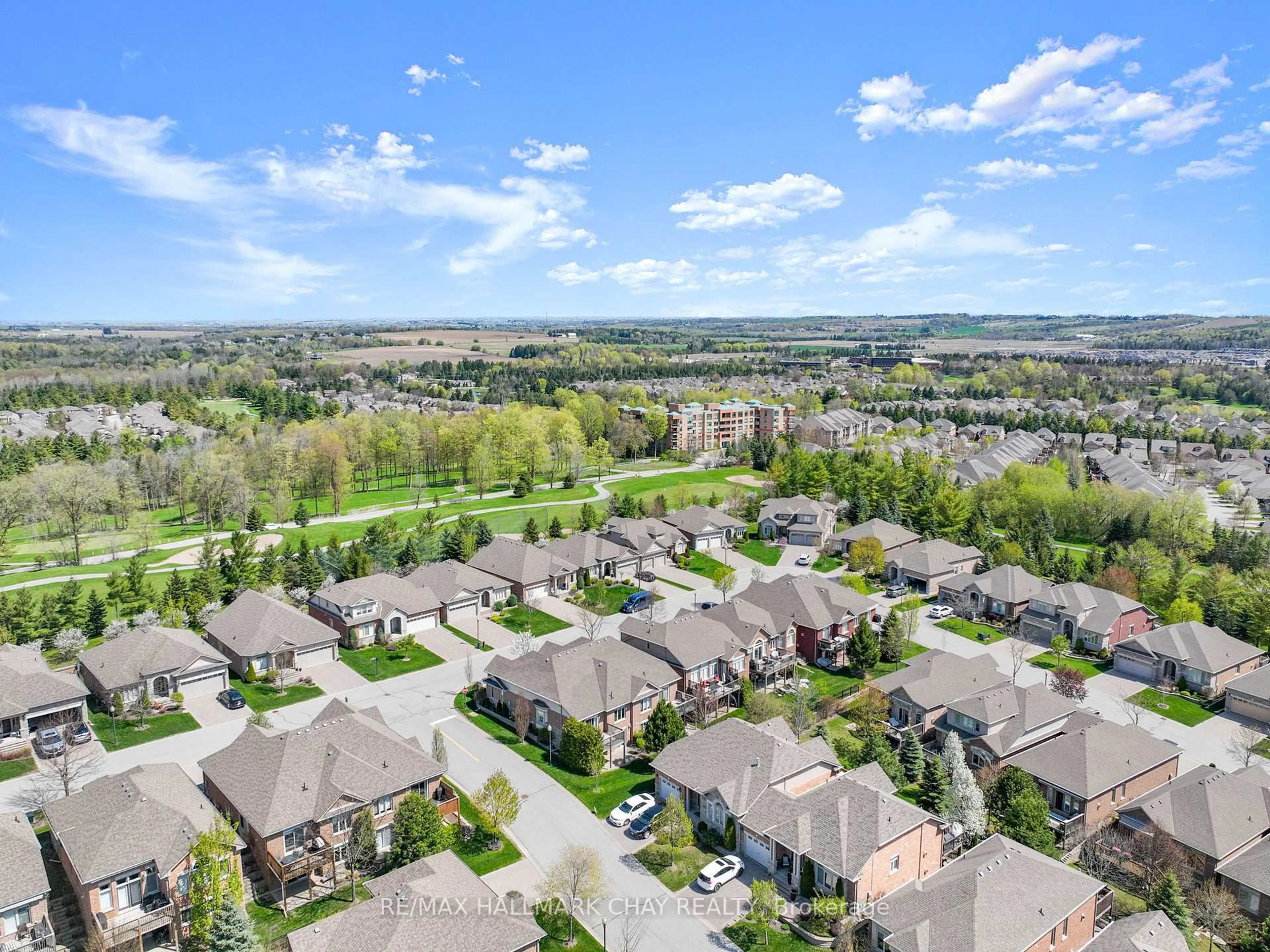 A pic from outside/outdoor area/front of a property/back of a property/a pic from drone, mountain view for 190 Ridge Way, New Tecumseth Ontario L9R 0H3