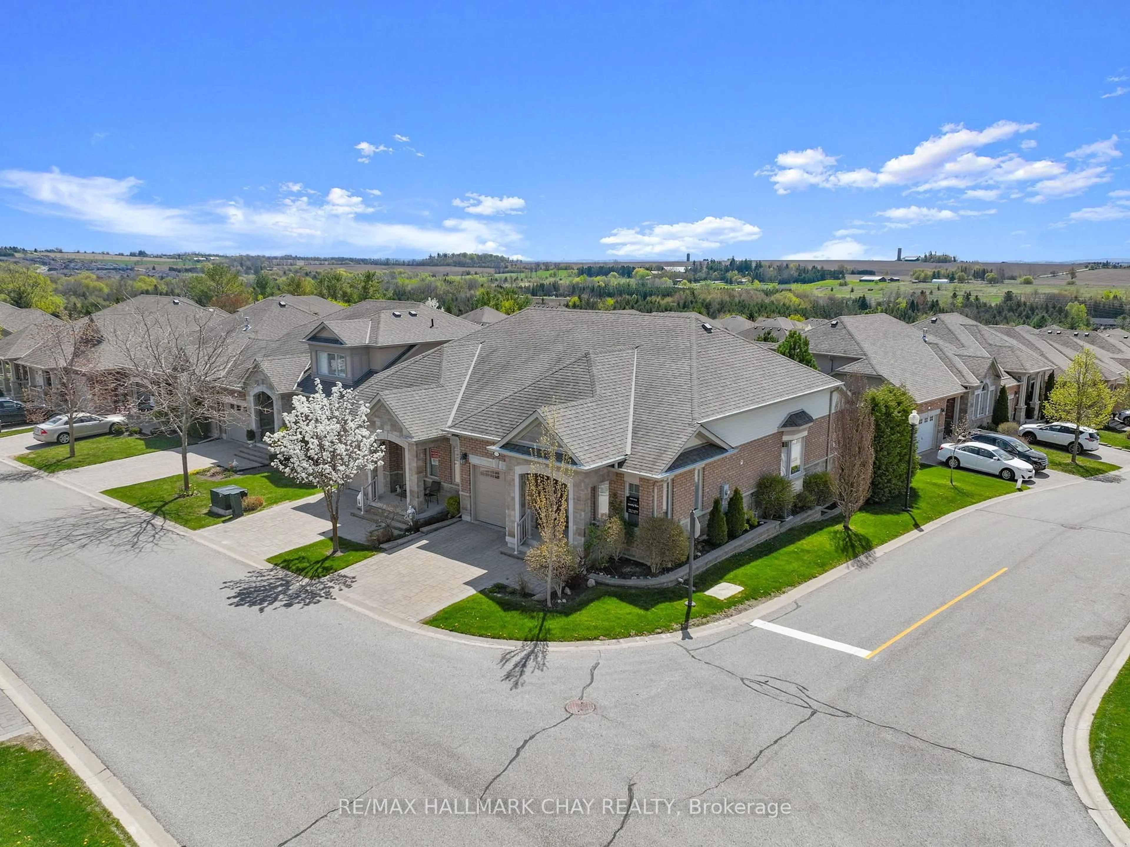 A pic from outside/outdoor area/front of a property/back of a property/a pic from drone, unknown for 190 Ridge Way, New Tecumseth Ontario L9R 0H3