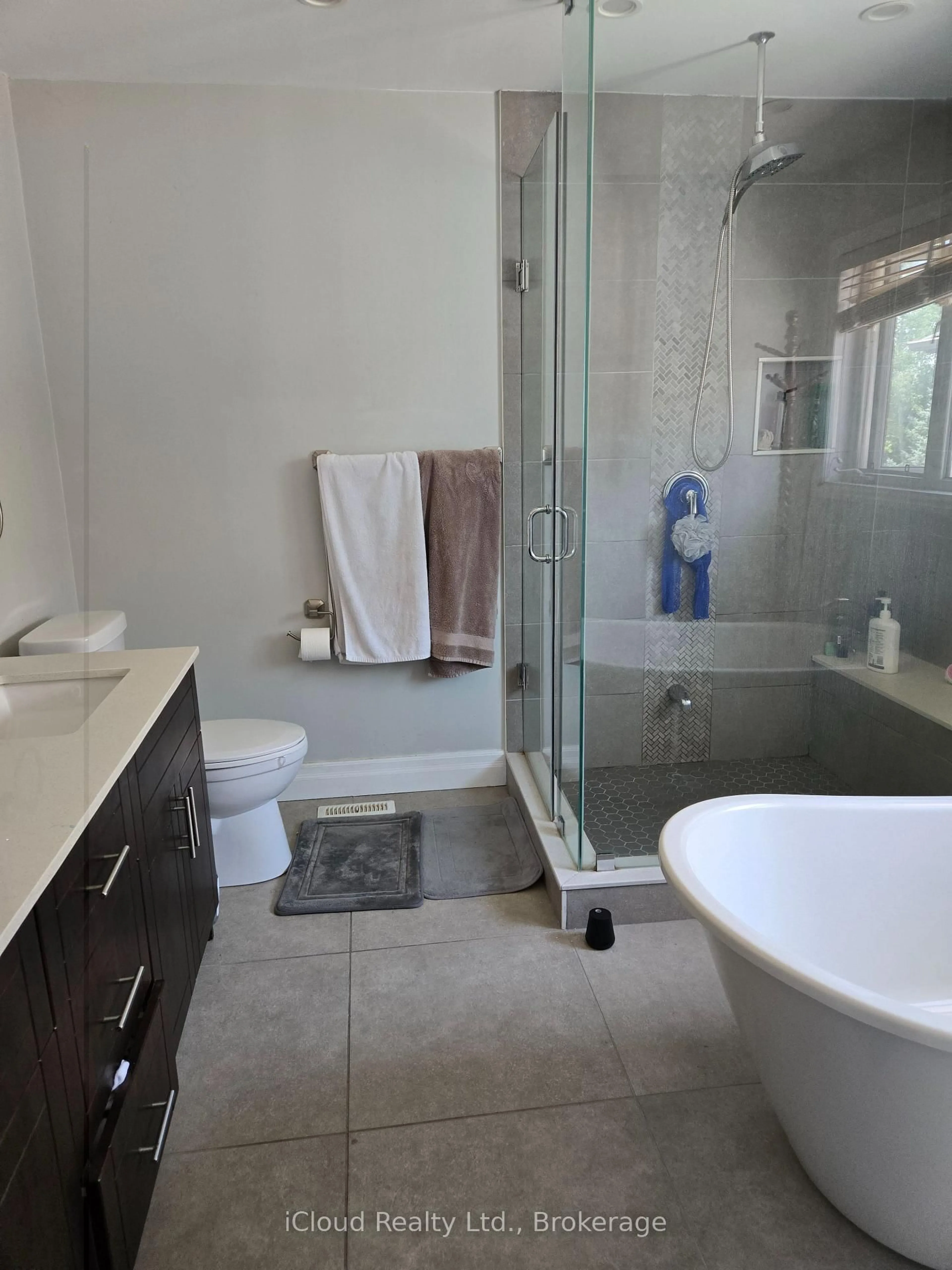 Contemporary bathroom, ceramic/tile floor for 34 Royalpark Way, Vaughan Ontario L4H 1J5