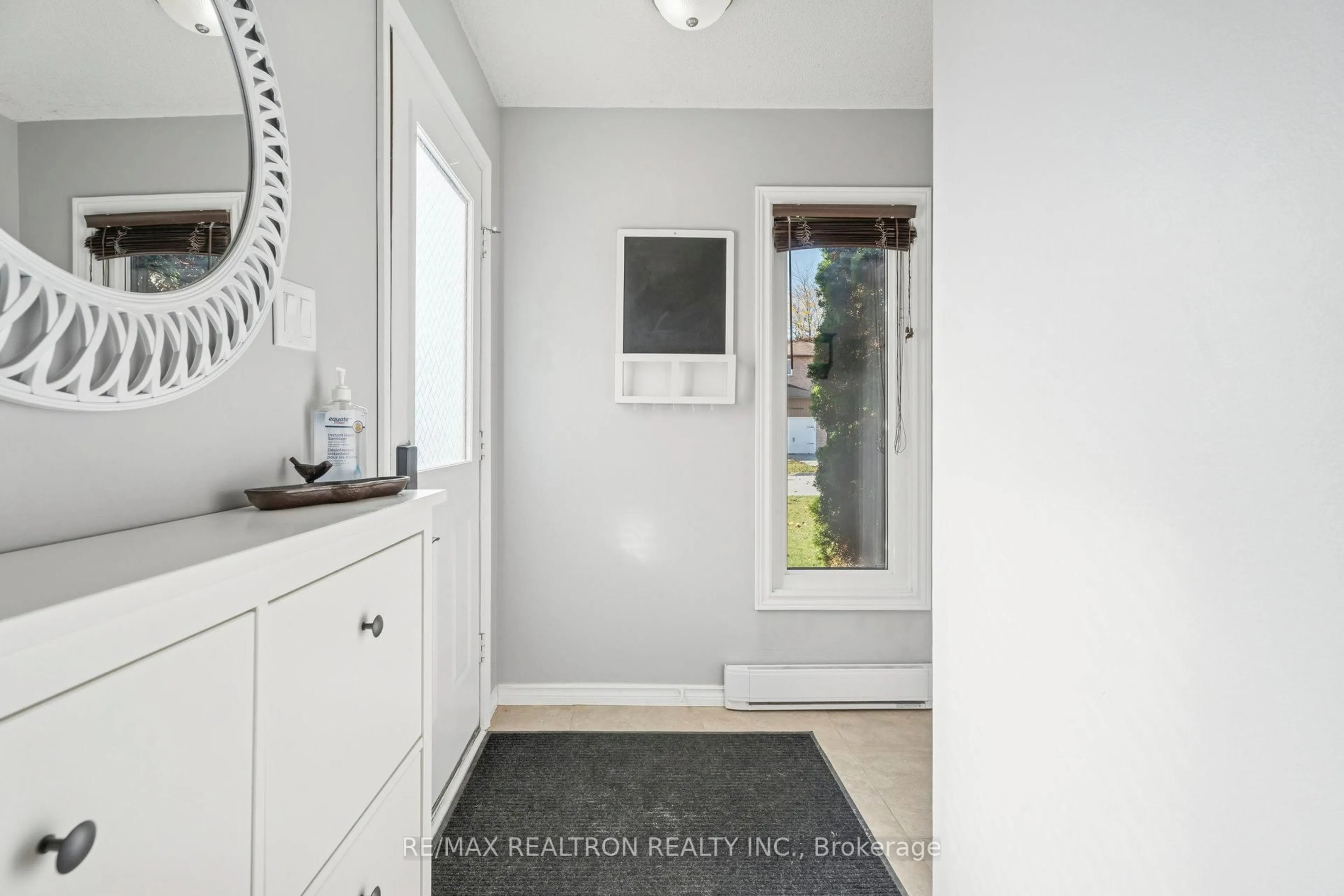 Laundry room for 41 Annamaria Dr, Georgina Ontario L4P 3H7