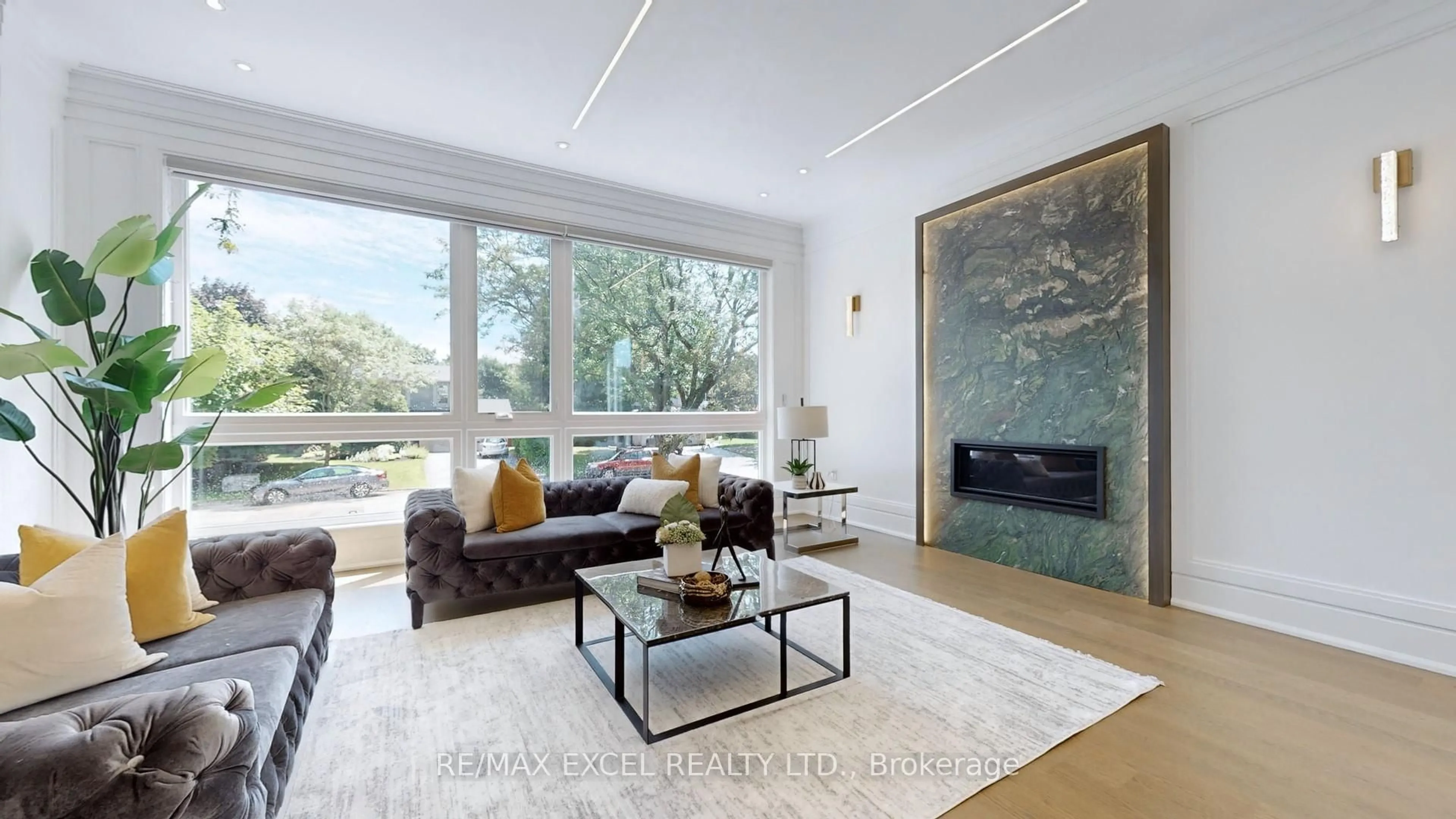 Living room with furniture, unknown for 22 Sanderson Cres, Richmond Hill Ontario L4C 5L4