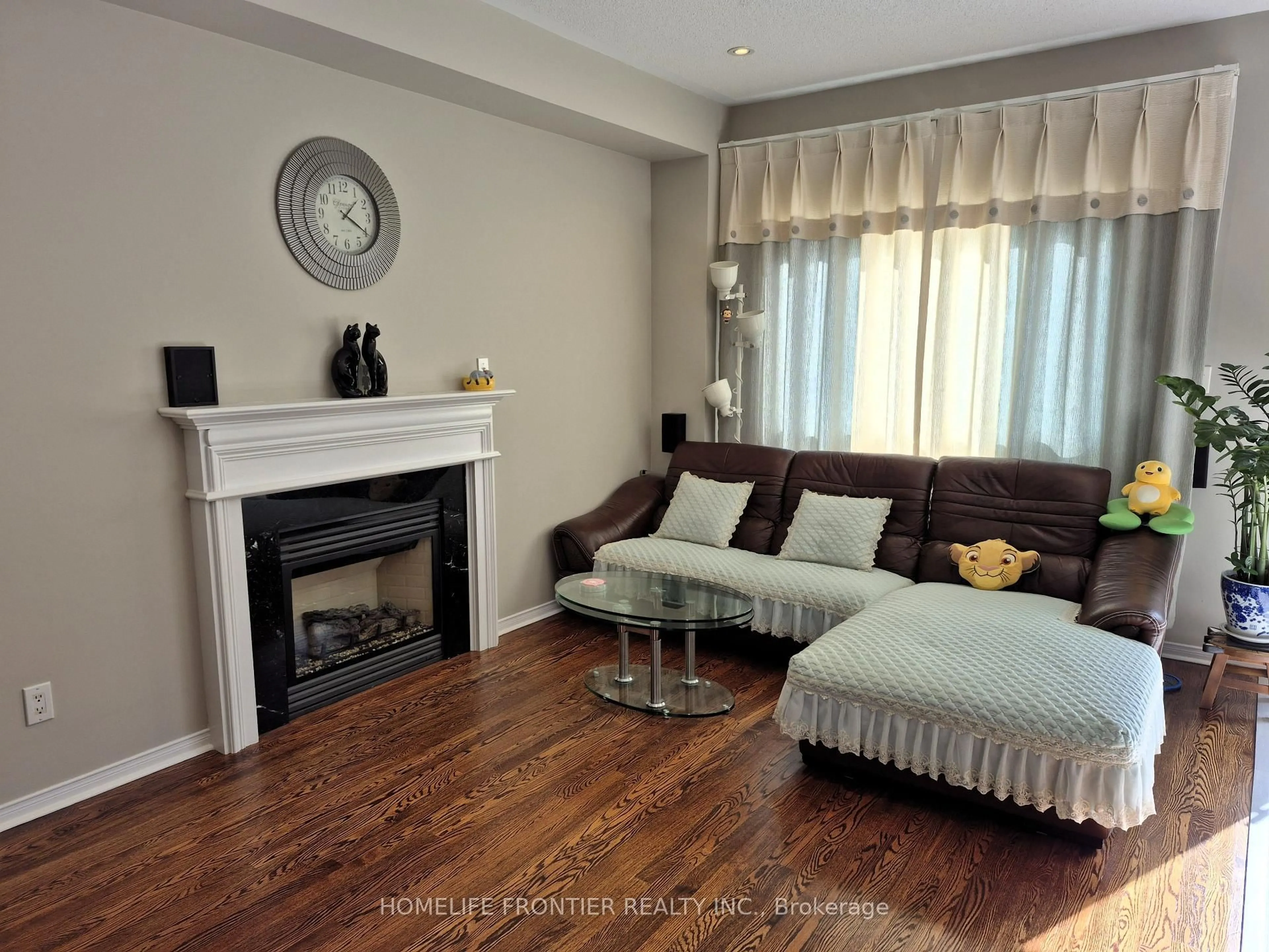 Living room with furniture, wood/laminate floor for 4 Riel Dr, Richmond Hill Ontario L4E 4W4