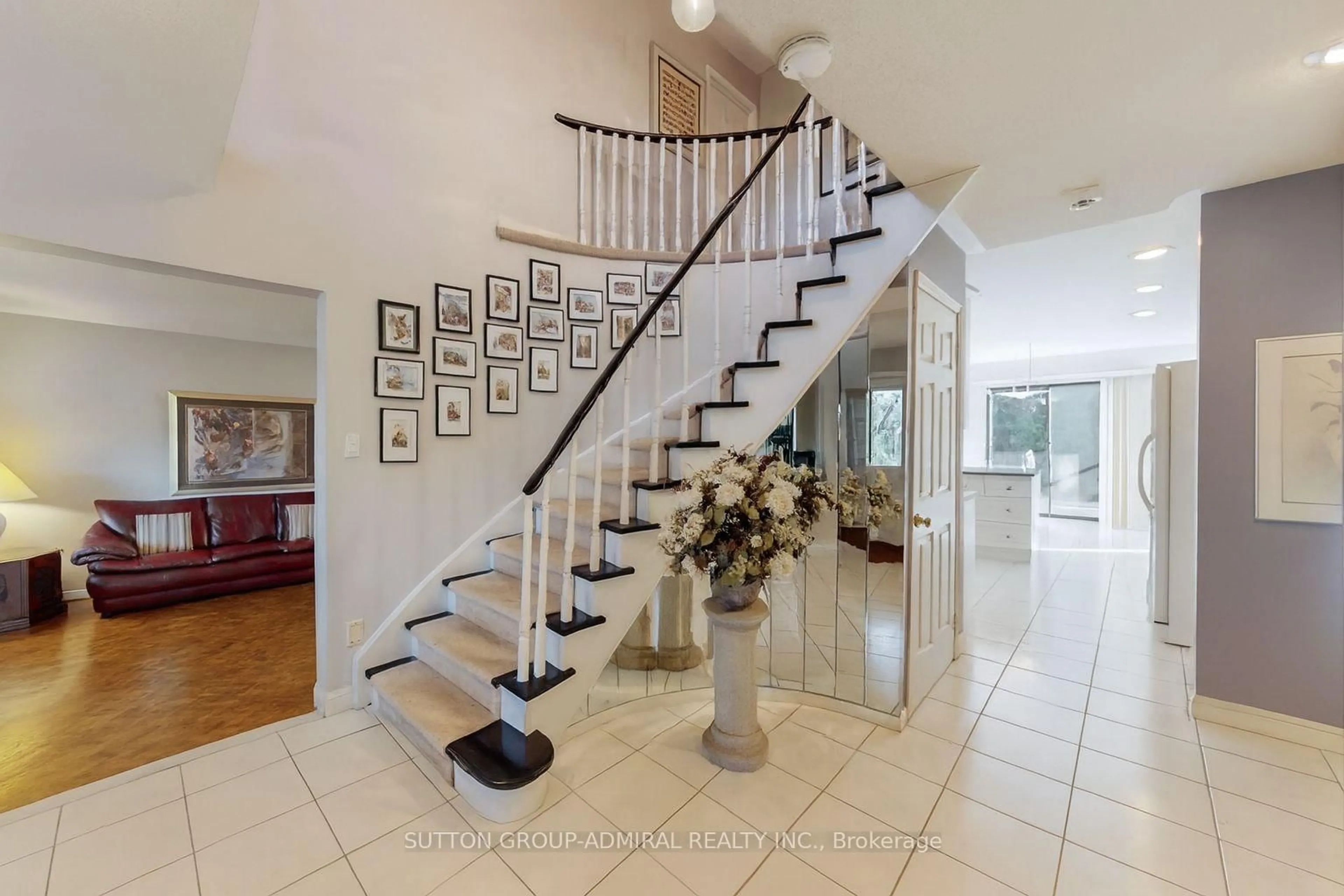 Indoor foyer for 25 Mill Arbour Lane, Vaughan Ontario L4J 6K1