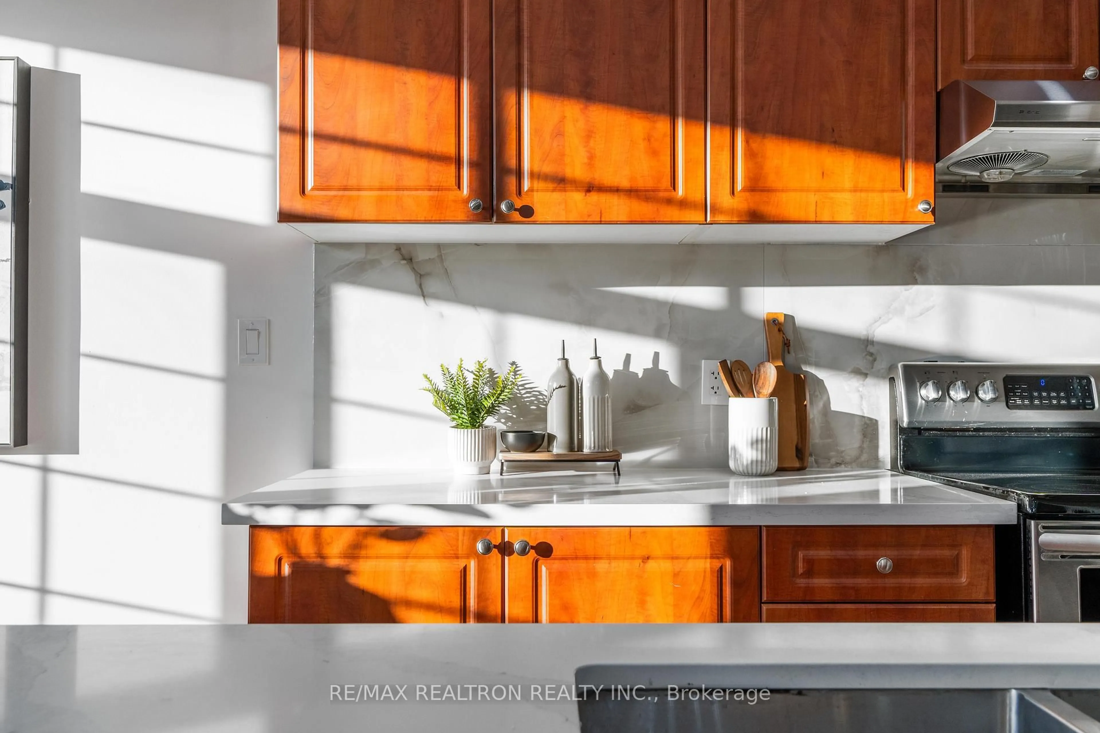 Contemporary kitchen, ceramic/tile floor for 50 Greensborough Villag Circ #22, Markham Ontario L6E 0C7