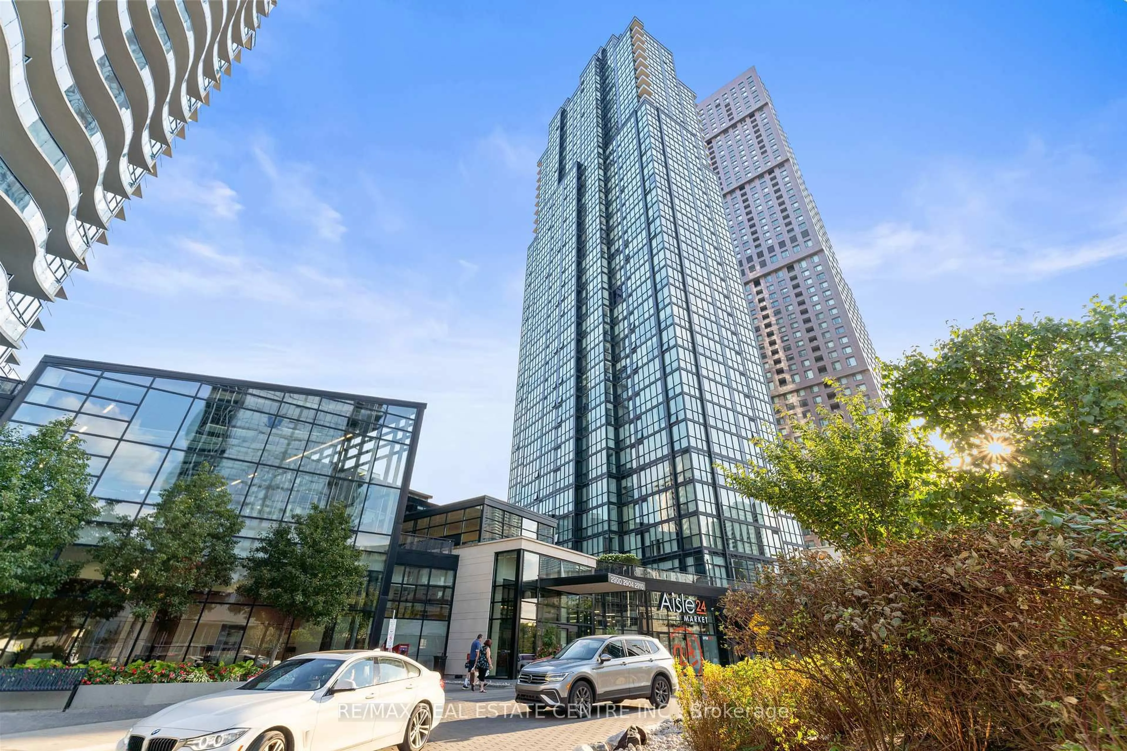 Indoor foyer for 2910 Highway 7 Rd #3004, Vaughan Ontario L4K 0H8