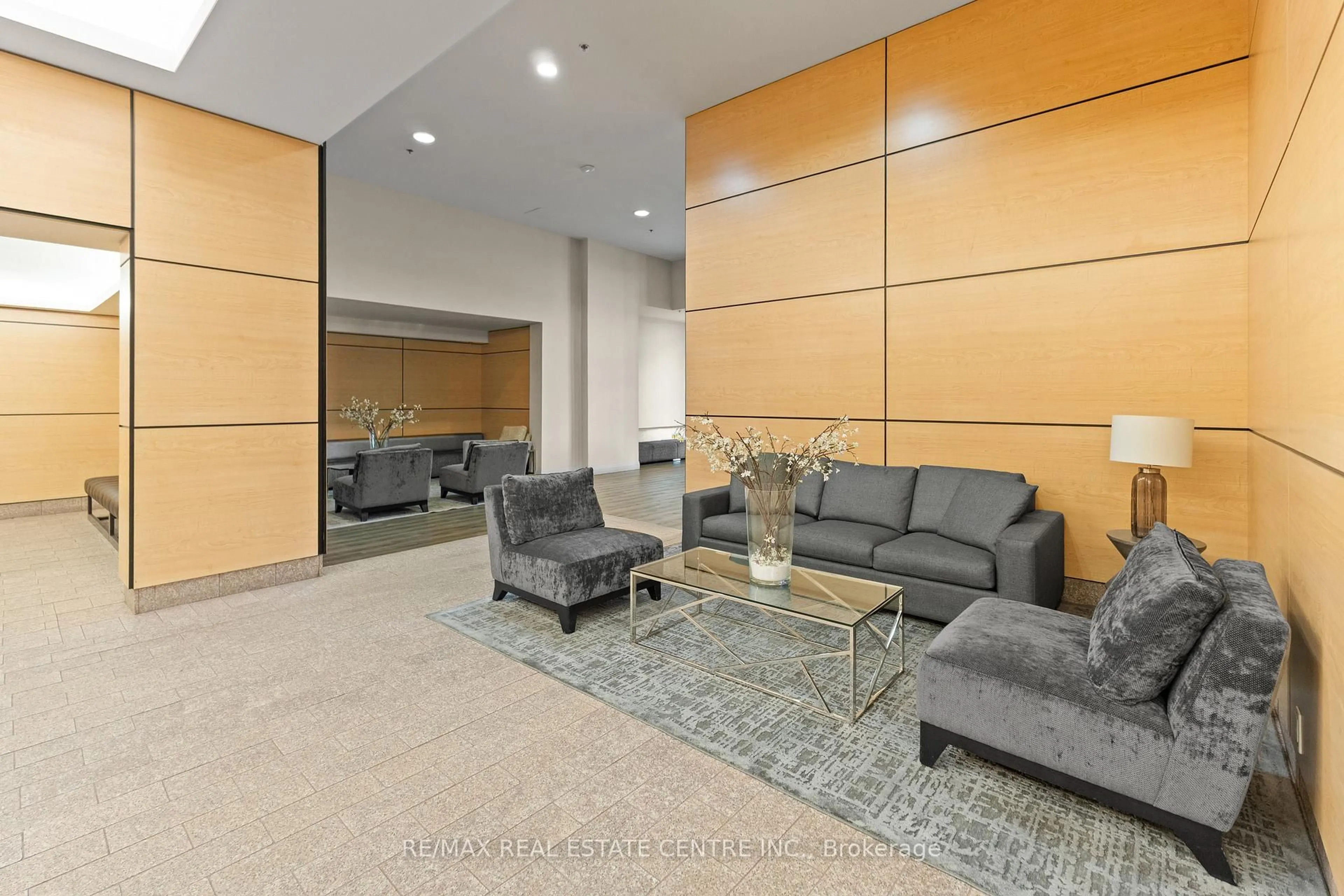 Lobby for 2910 Highway 7 Rd #3004, Vaughan Ontario L4K 0H8