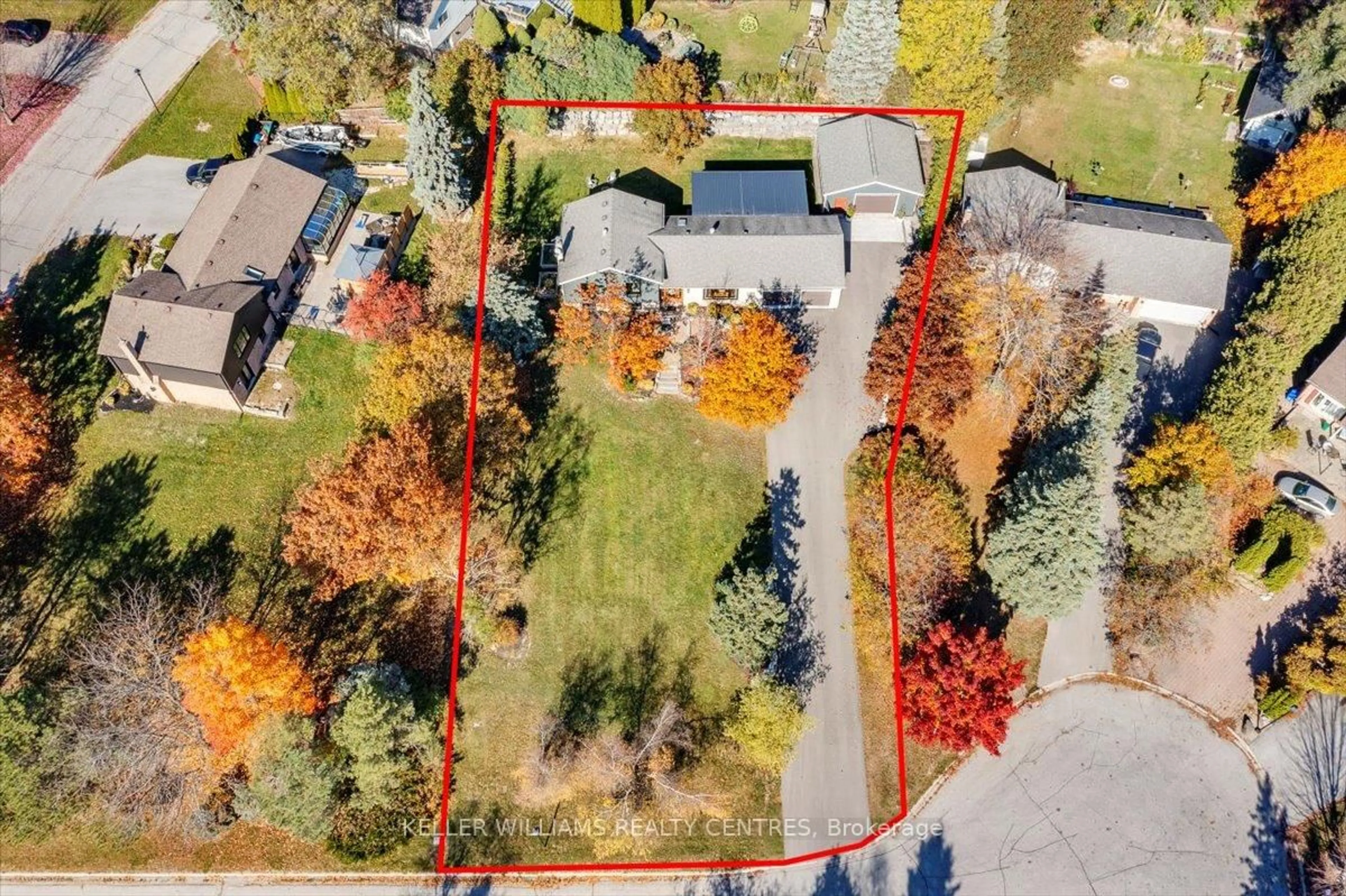 A pic from outside/outdoor area/front of a property/back of a property/a pic from drone, street for 10 Patricia Pl, Georgina Ontario L4P 3T9