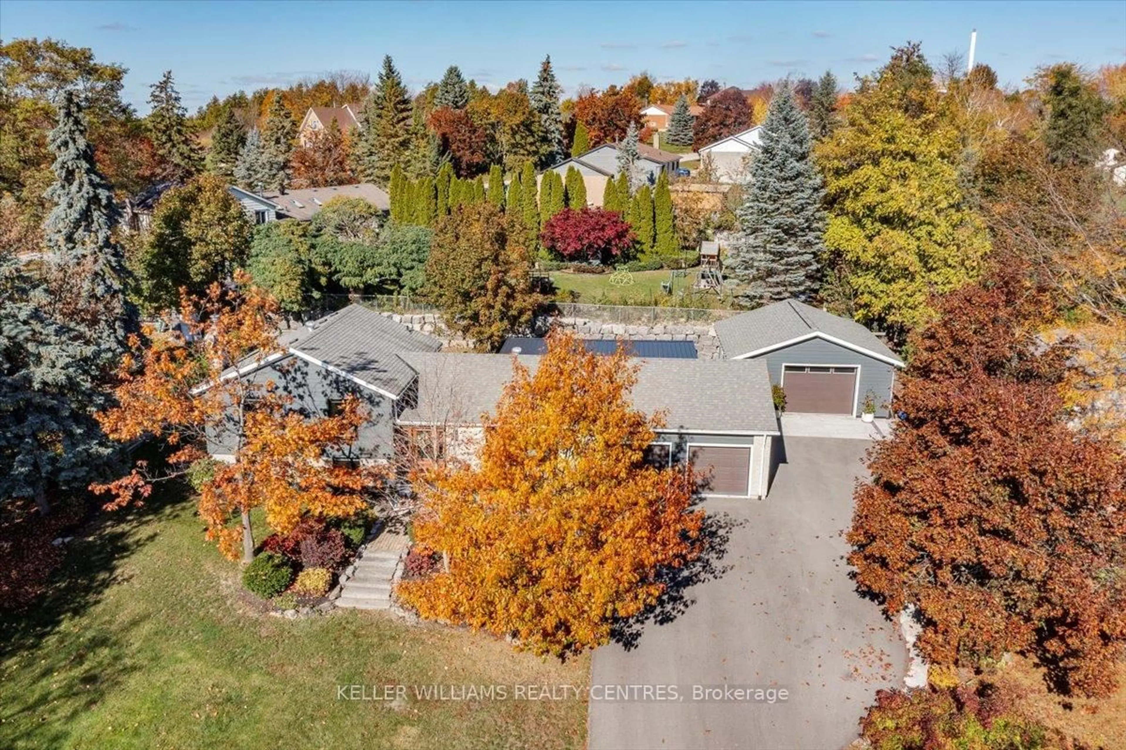 A pic from outside/outdoor area/front of a property/back of a property/a pic from drone, unknown for 10 Patricia Pl, Georgina Ontario L4P 3T9