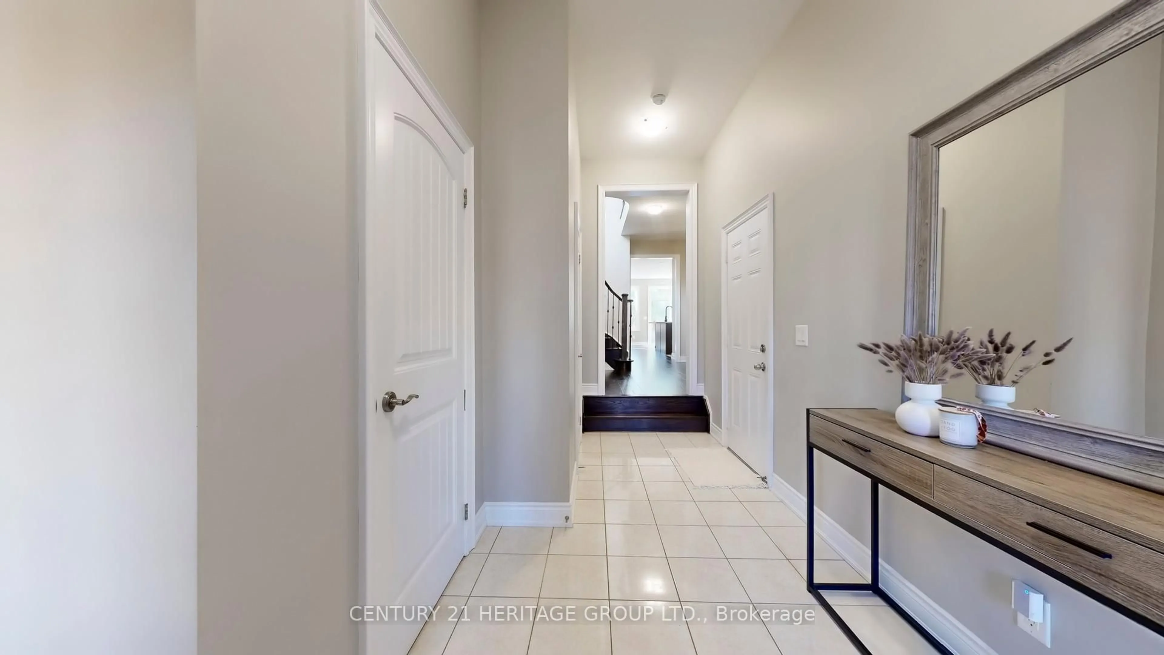 Indoor entryway for 124 Lacewood Dr, Richmond Hill Ontario L4S 0E5