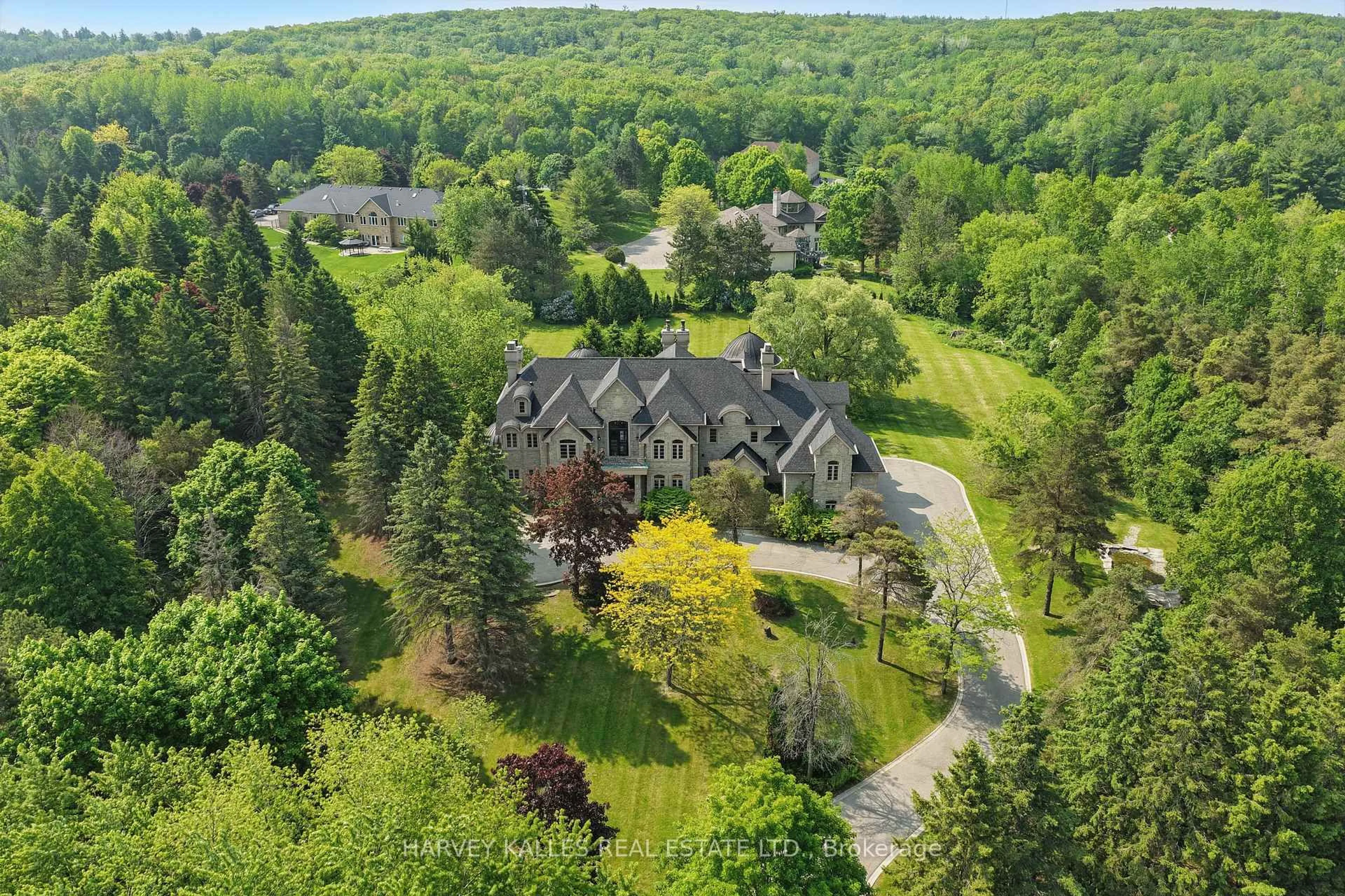 A pic from outside/outdoor area/front of a property/back of a property/a pic from drone, unknown for 443 Dearbourne Ave, King Ontario L7B 1A3