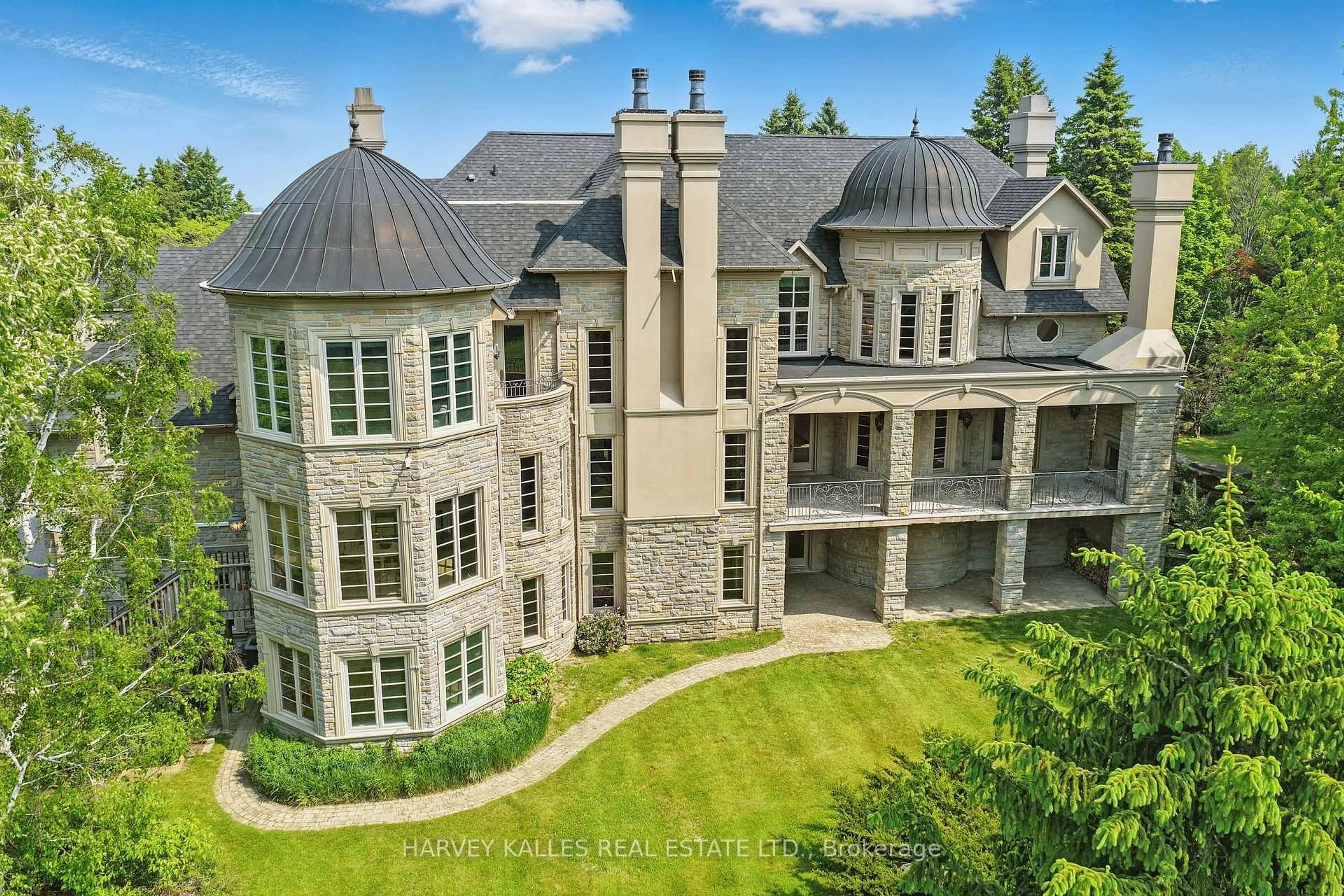 A pic from outside/outdoor area/front of a property/back of a property/a pic from drone, building for 443 Dearbourne Ave, King Ontario L7B 1A3