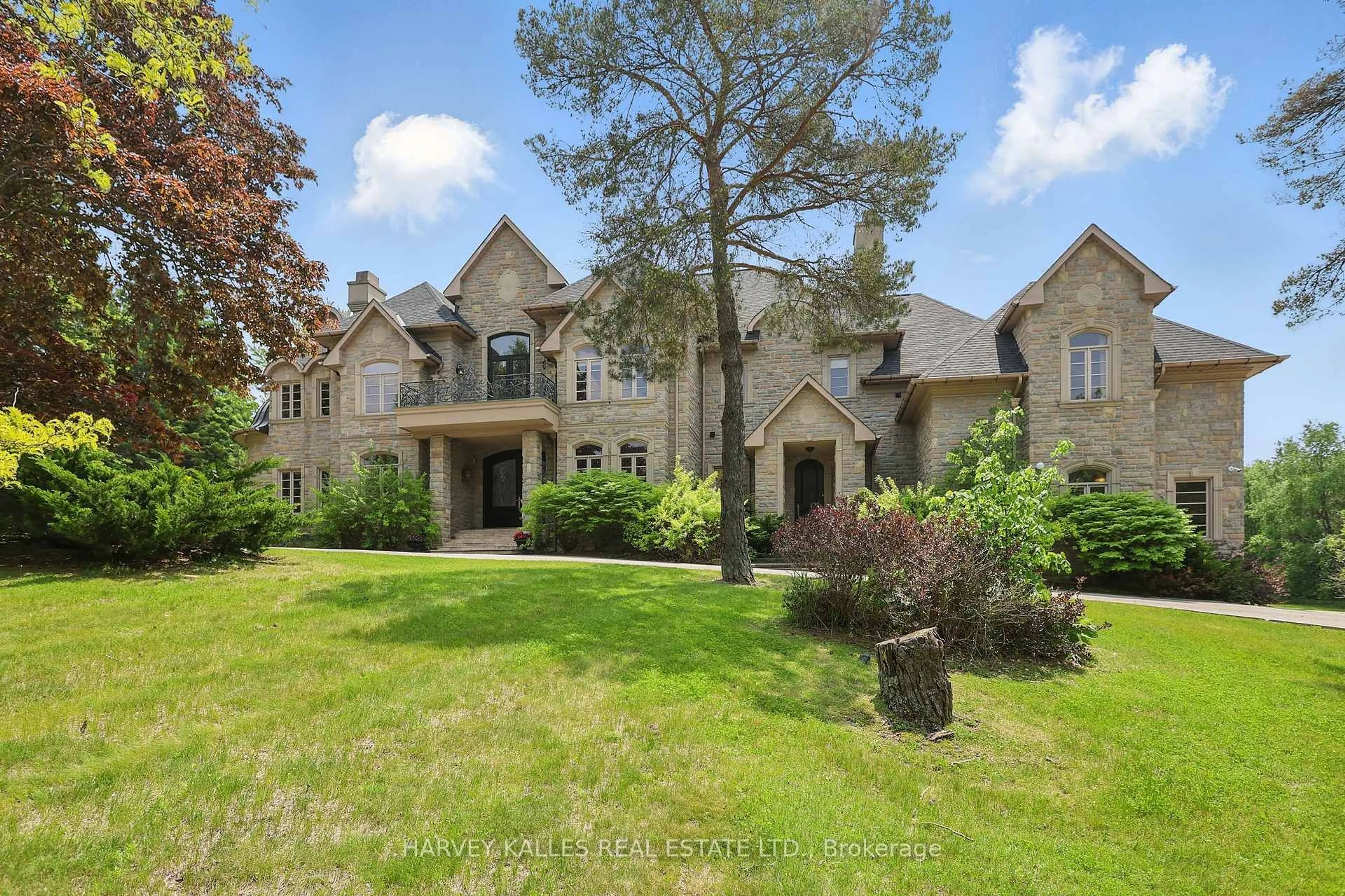 A pic from outside/outdoor area/front of a property/back of a property/a pic from drone, unknown for 443 Dearbourne Ave, King Ontario L7B 1A3