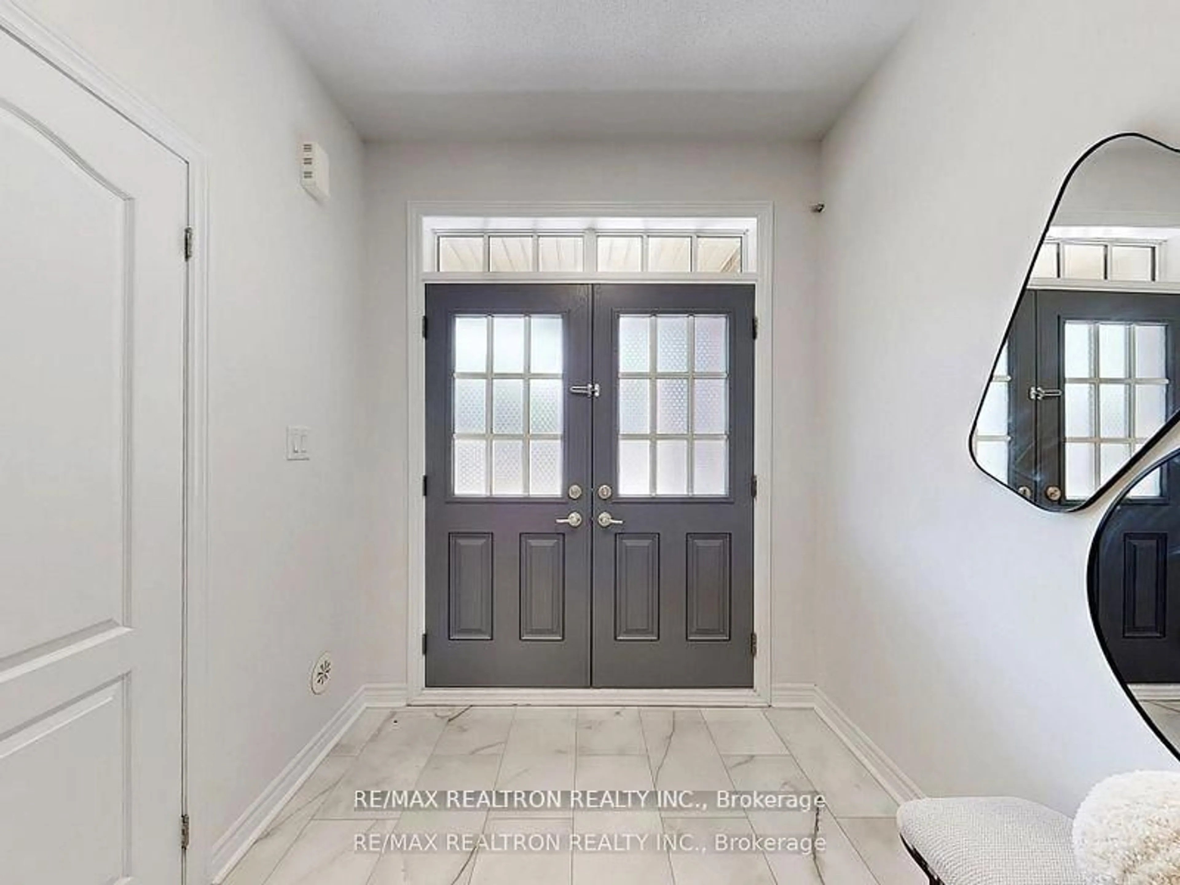 Indoor entryway for 108 Dunlop St #2, Richmond Hill Ontario L4C 0X2