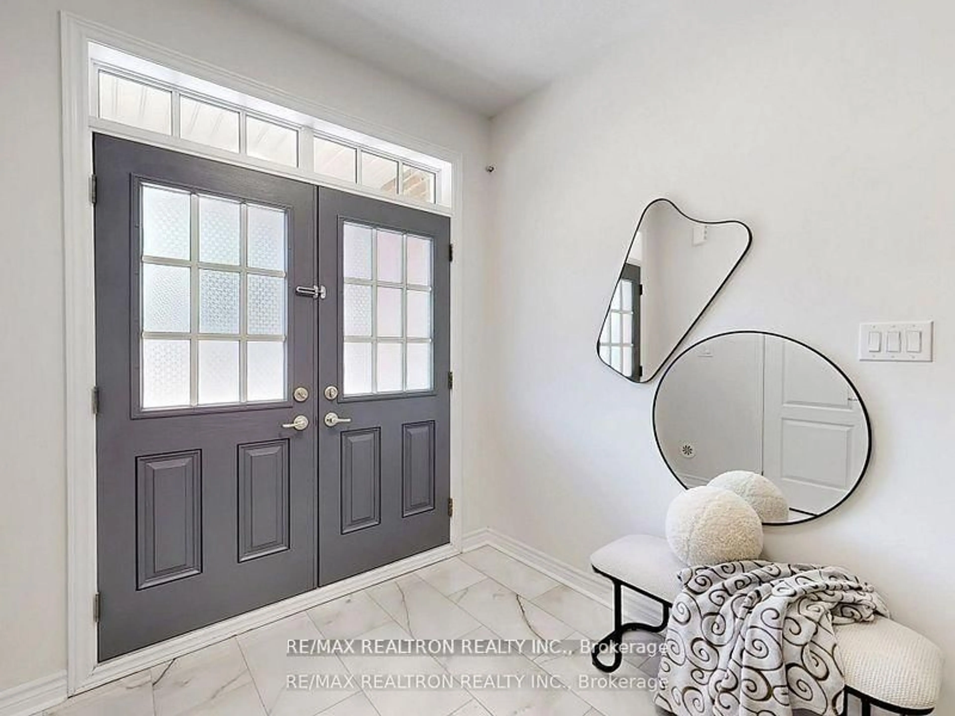 Indoor entryway for 108 Dunlop St #2, Richmond Hill Ontario L4C 0X2