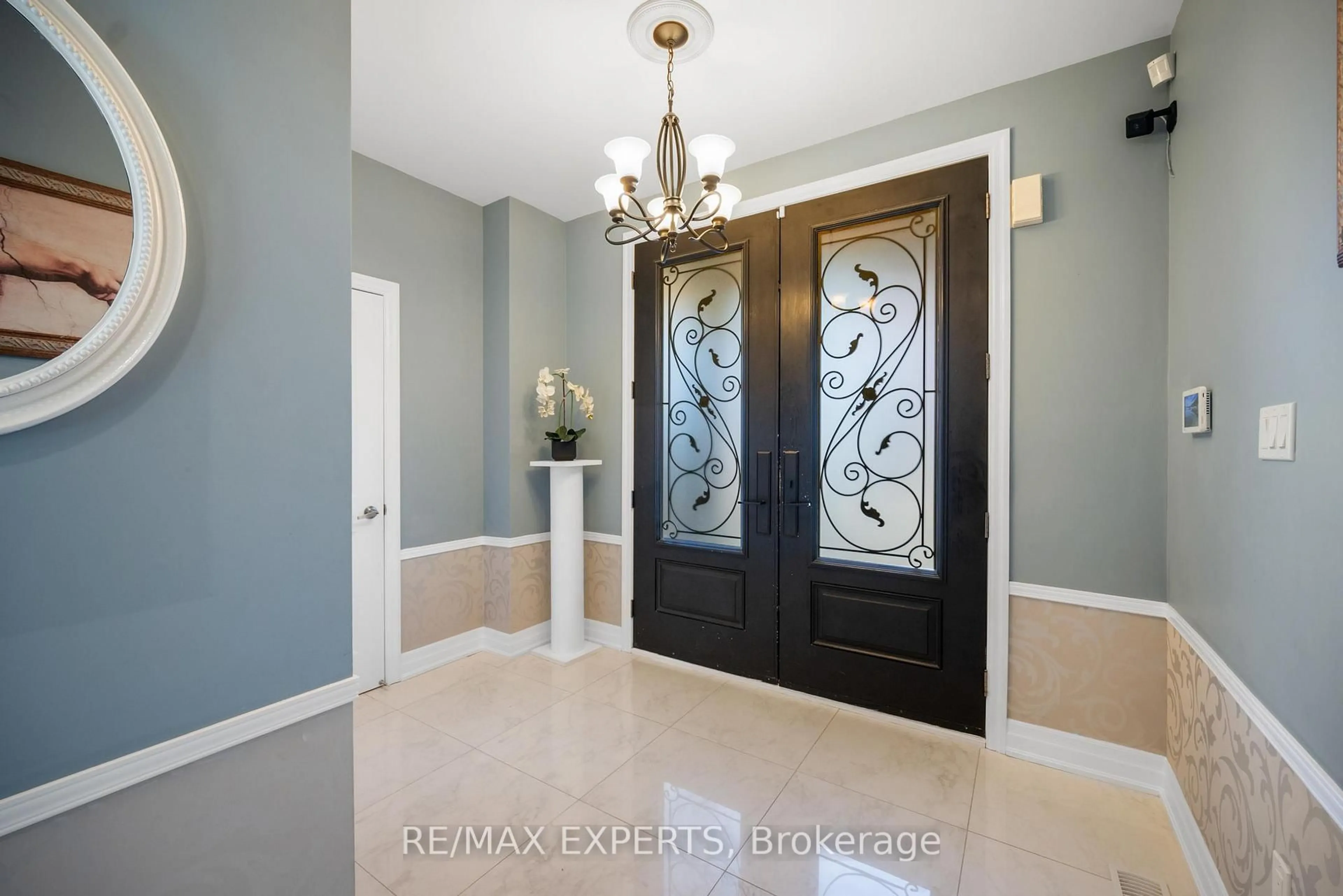 Indoor entryway for 50 Lilly Valley Cres, King Ontario L7B 0B5